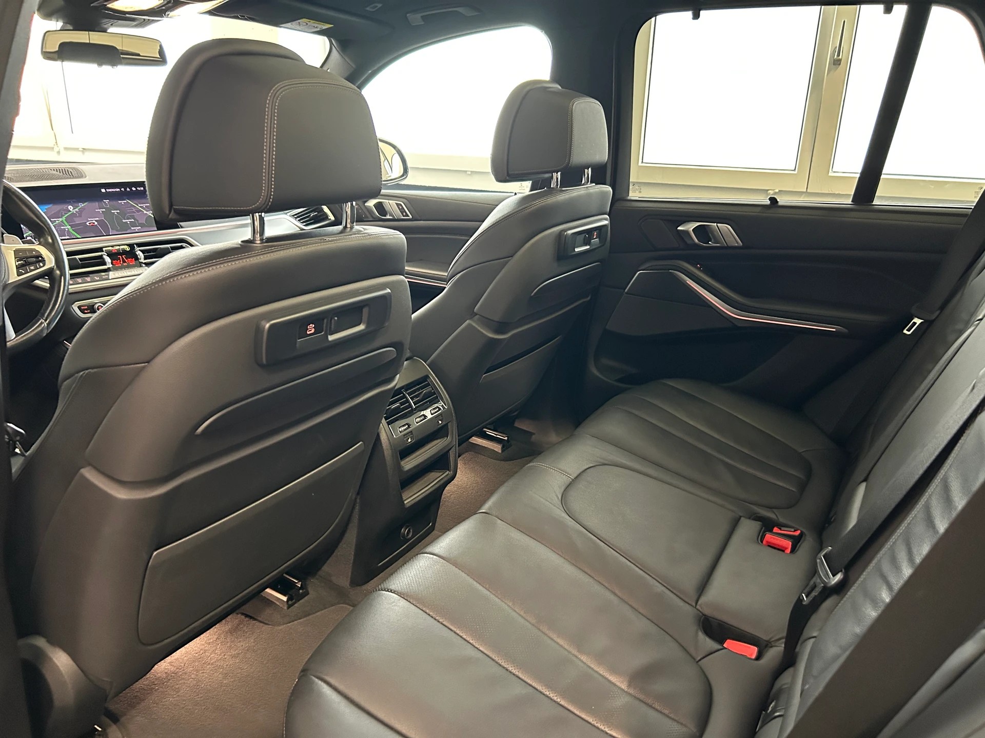 BMW X5 xDrive M50i Steptronic-image-19