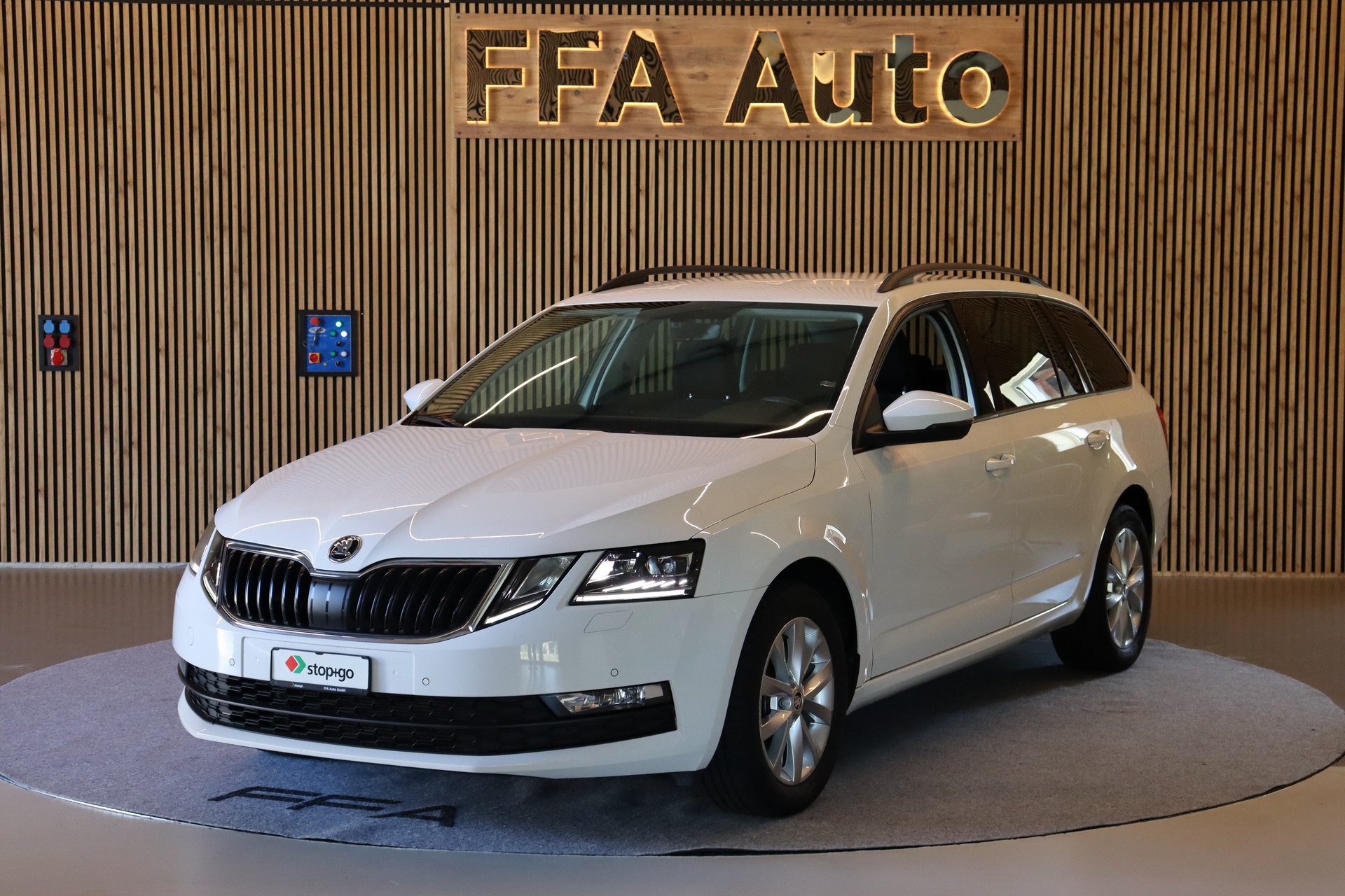 SKODA Octavia Combi 2.0 TDI 184 Ambition 4x4 DSG-image-0