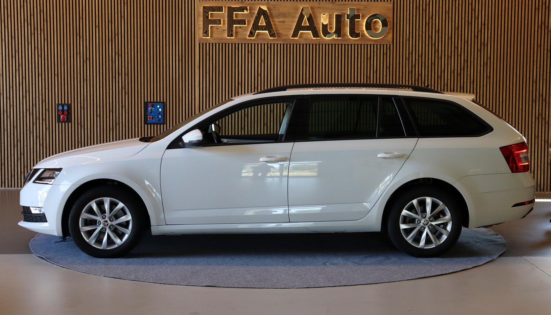SKODA Octavia Combi 2.0 TDI 184 Ambition 4x4 DSG-image-8