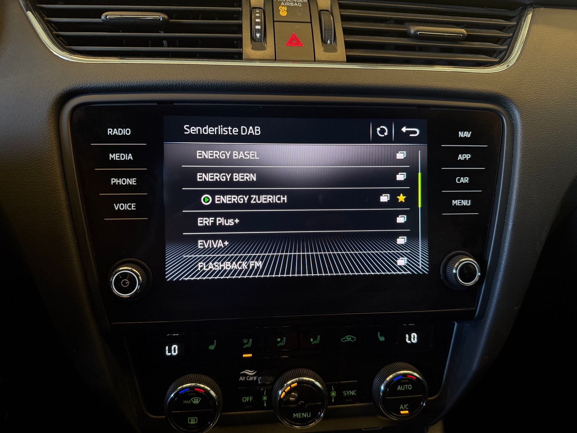 SKODA Octavia Combi 2.0 TDI 184 Ambition 4x4 DSG-image-17