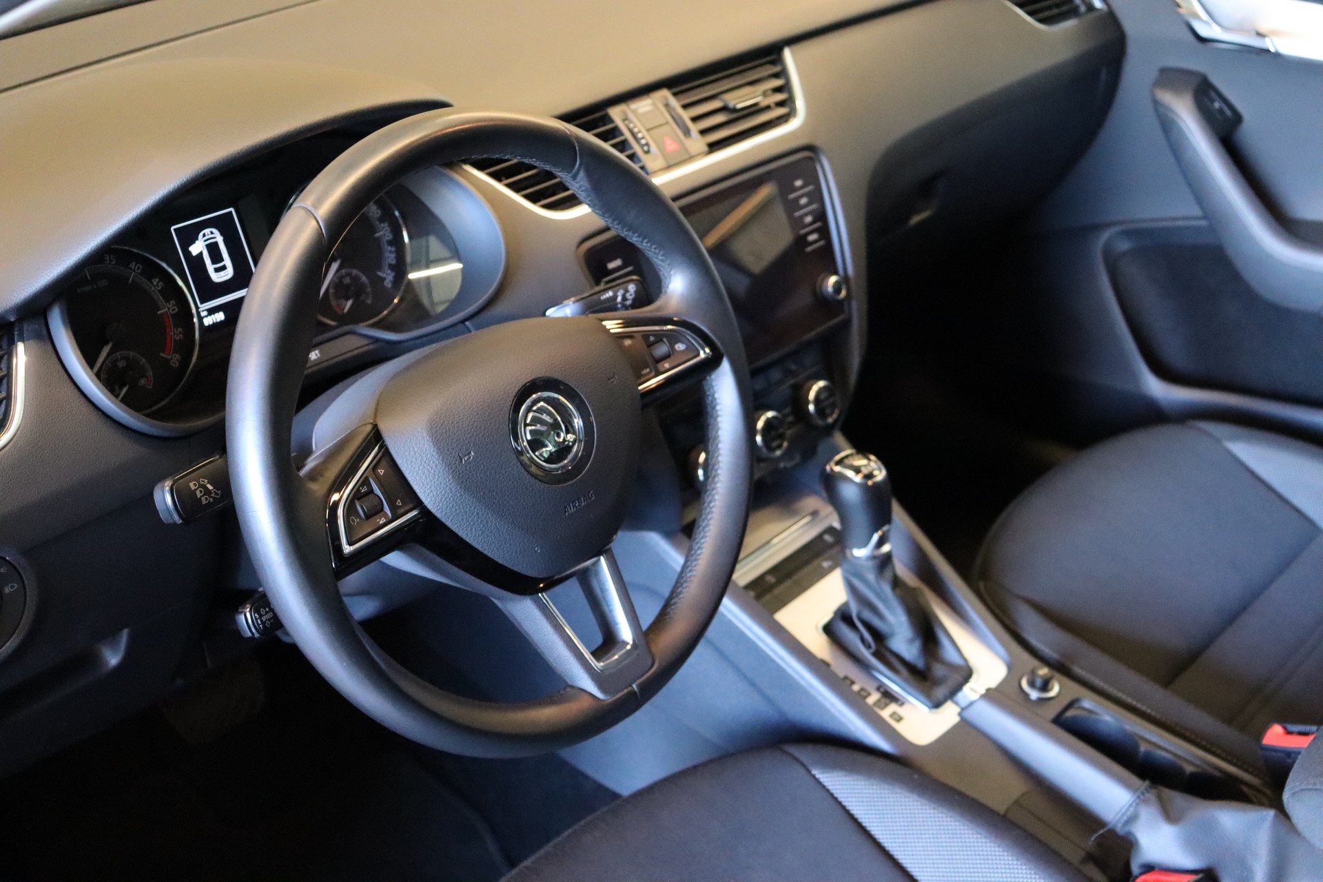 SKODA Octavia Combi 2.0 TDI 184 Ambition 4x4 DSG-image-9
