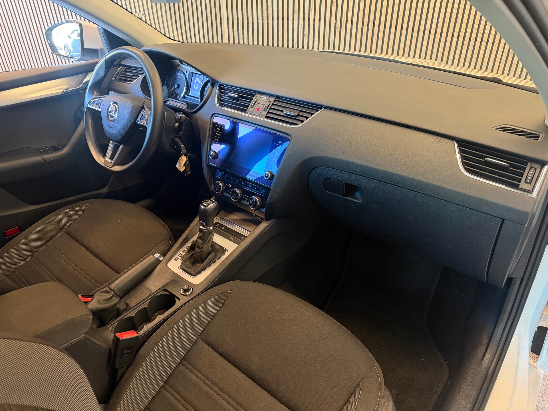 SKODA Octavia Combi 2.0 TDI 184 Ambition 4x4 DSG-image-10