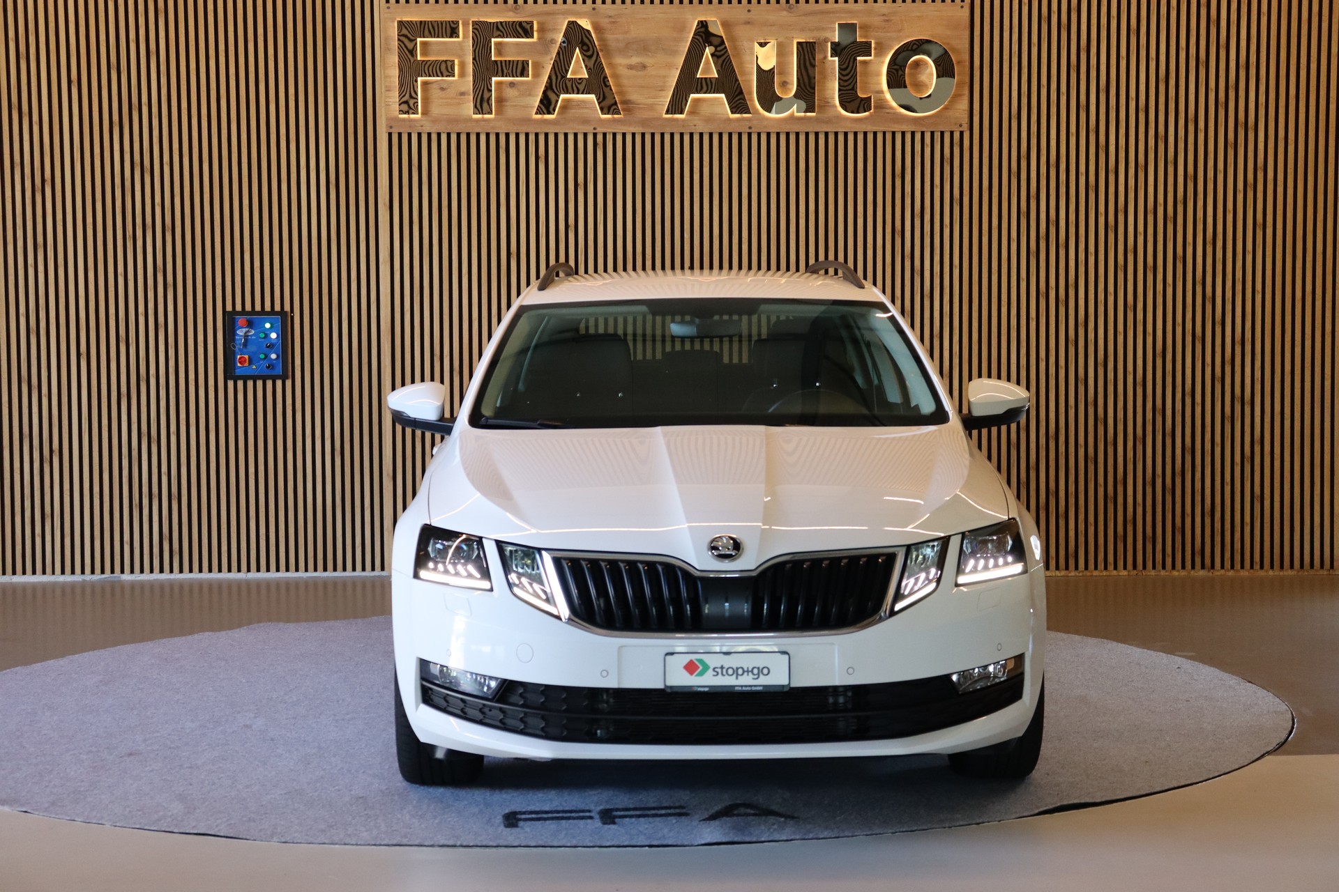 SKODA Octavia Combi 2.0 TDI 184 Ambition 4x4 DSG-image-2