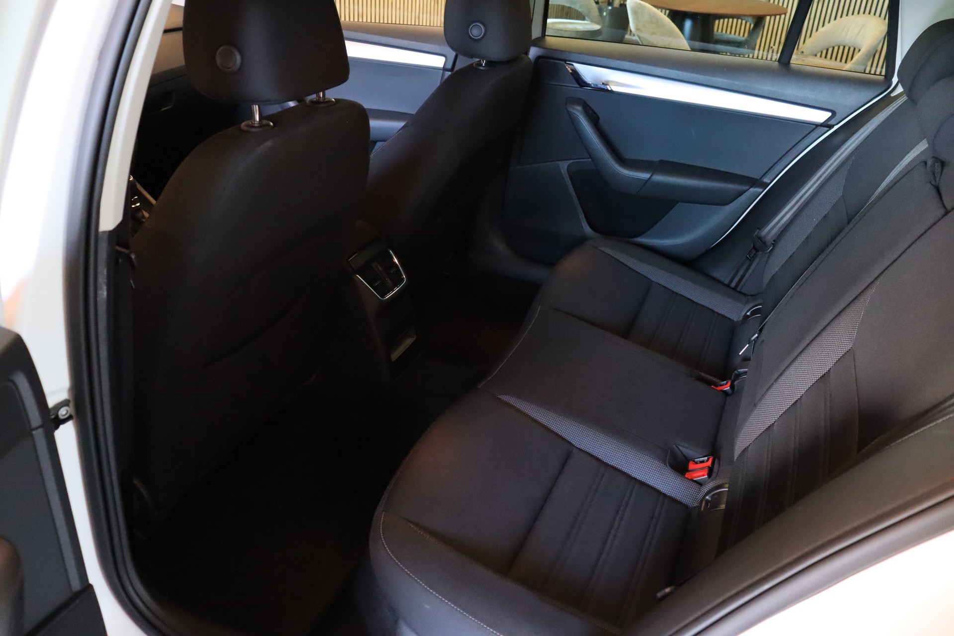 SKODA Octavia Combi 2.0 TDI 184 Ambition 4x4 DSG-image-10