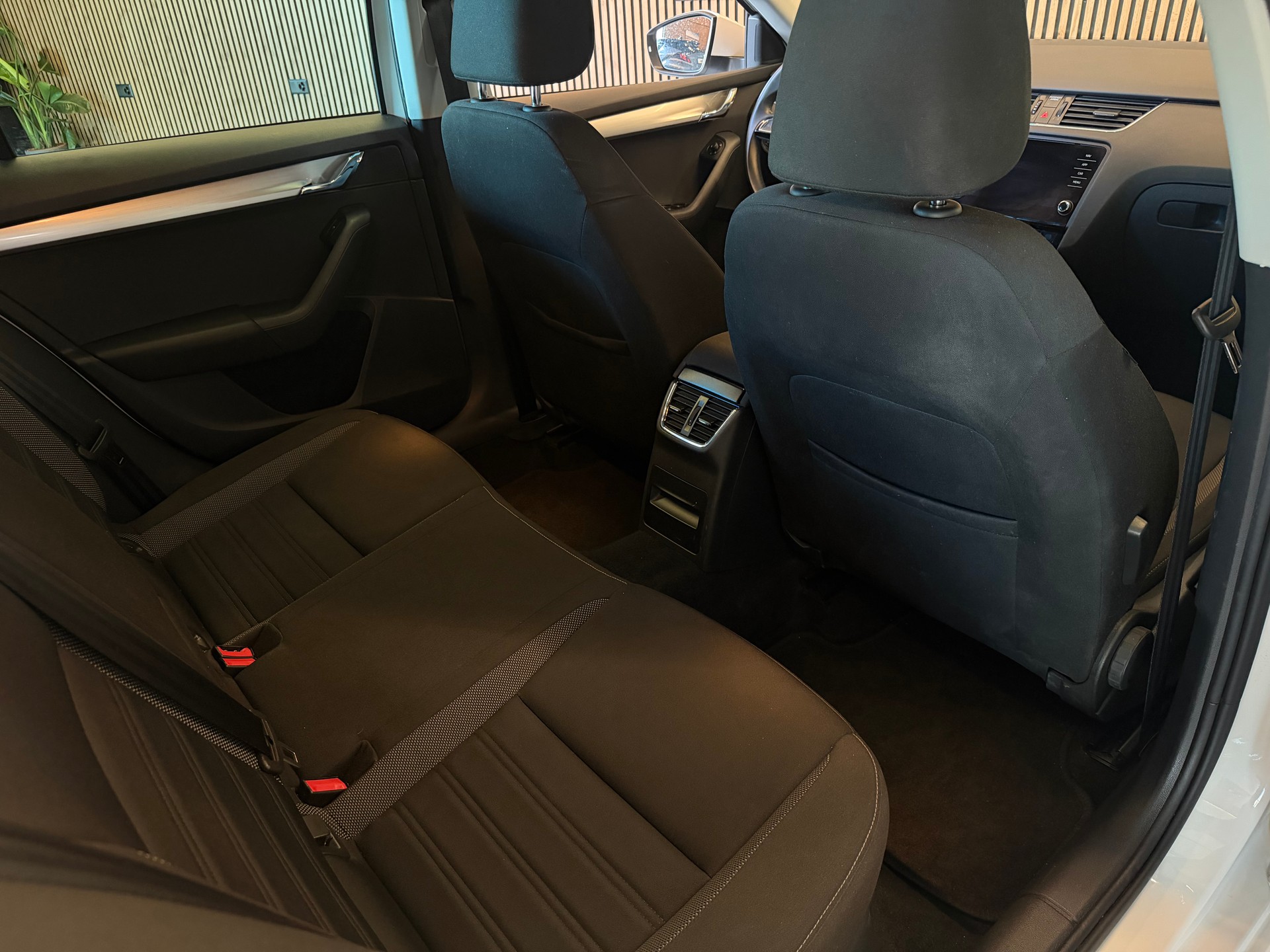 SKODA Octavia Combi 2.0 TDI 184 Ambition 4x4 DSG-image-20