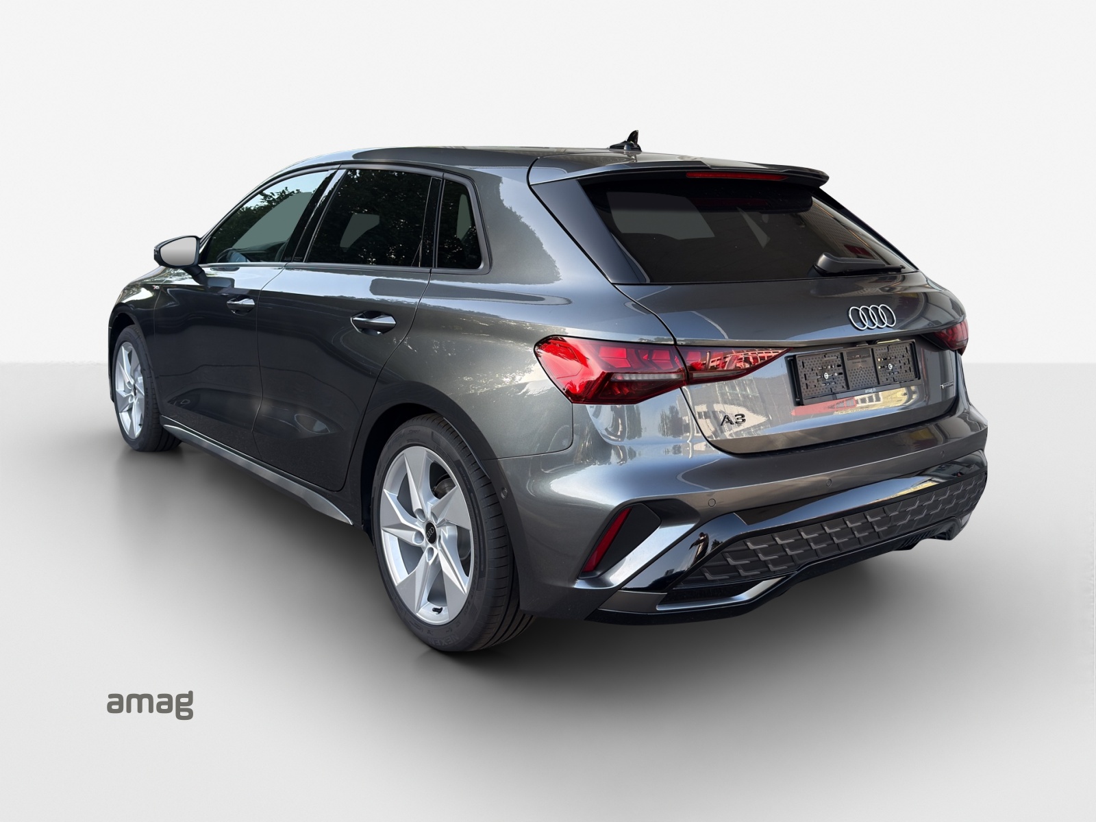 AUDI A3 Sportback TFSI 150 kW quattro S line S tronic-image-2