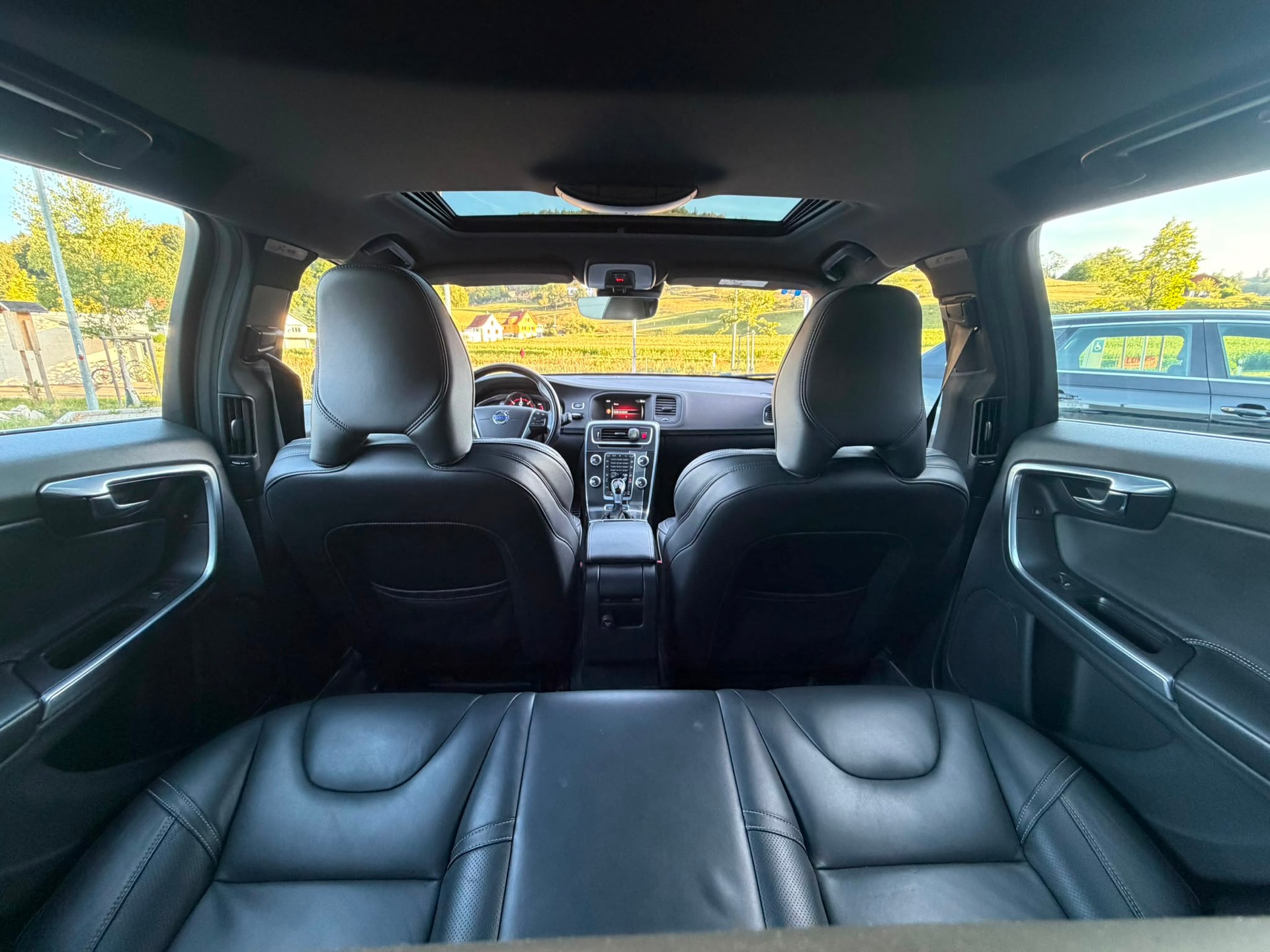 VOLVO V60 D6 AWD Plug-in Hybrid Momentum R-Design-image-5