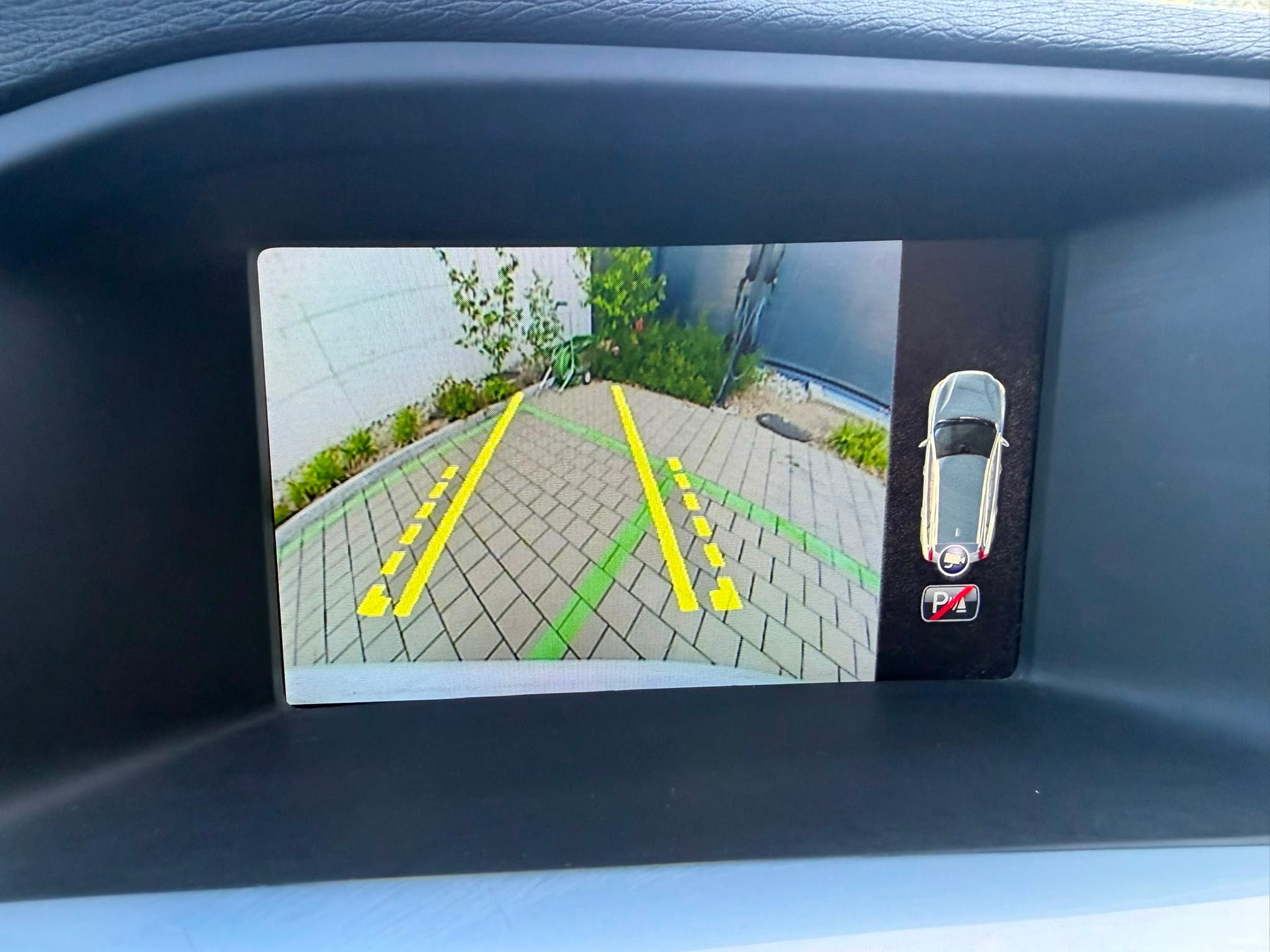 VOLVO V60 D6 AWD Plug-in Hybrid Momentum R-Design-image-7
