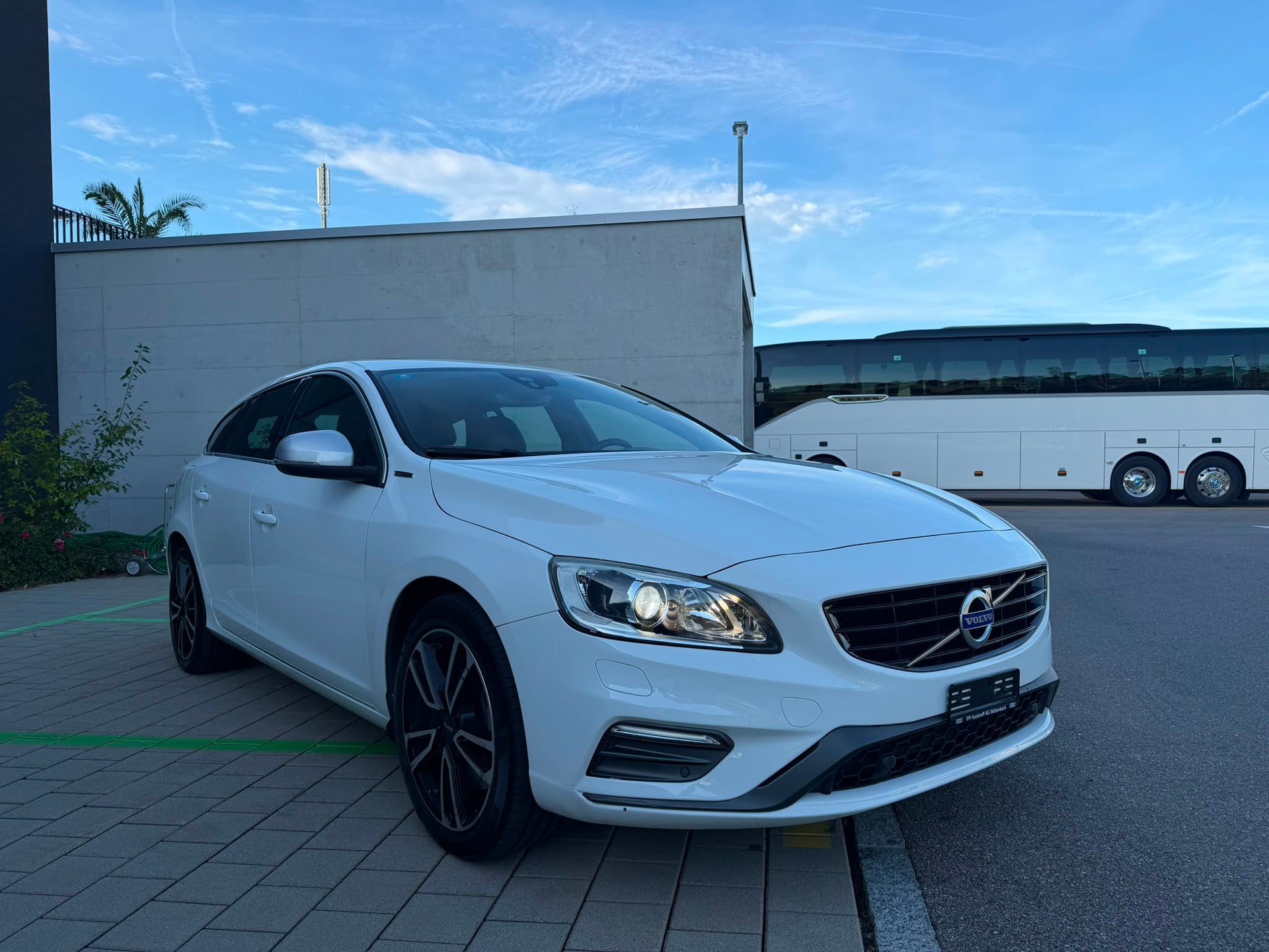 VOLVO V60 D6 AWD Plug-in Hybrid Momentum R-Design-image-1