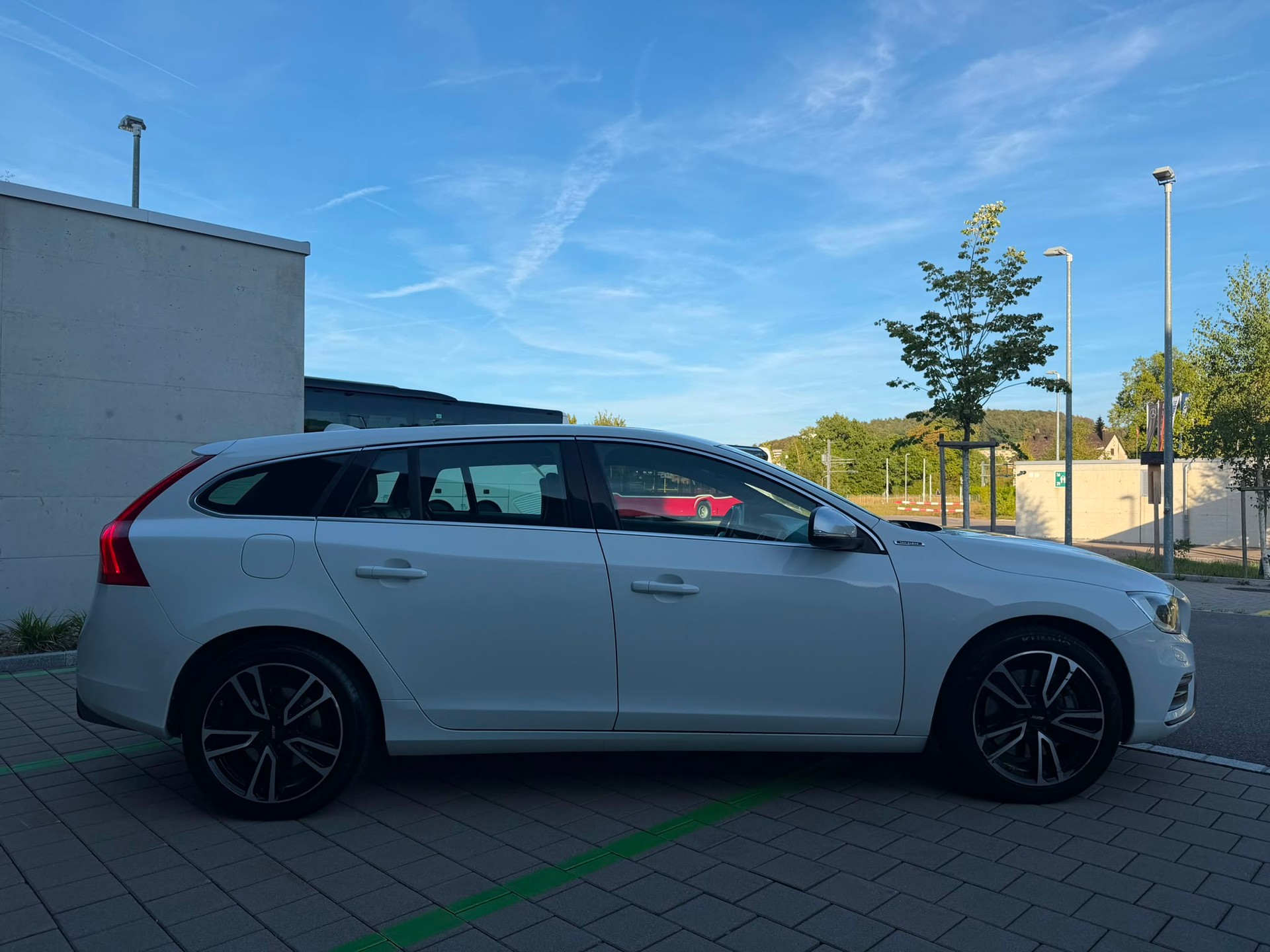 VOLVO V60 D6 AWD Plug-in Hybrid Momentum R-Design-image-3