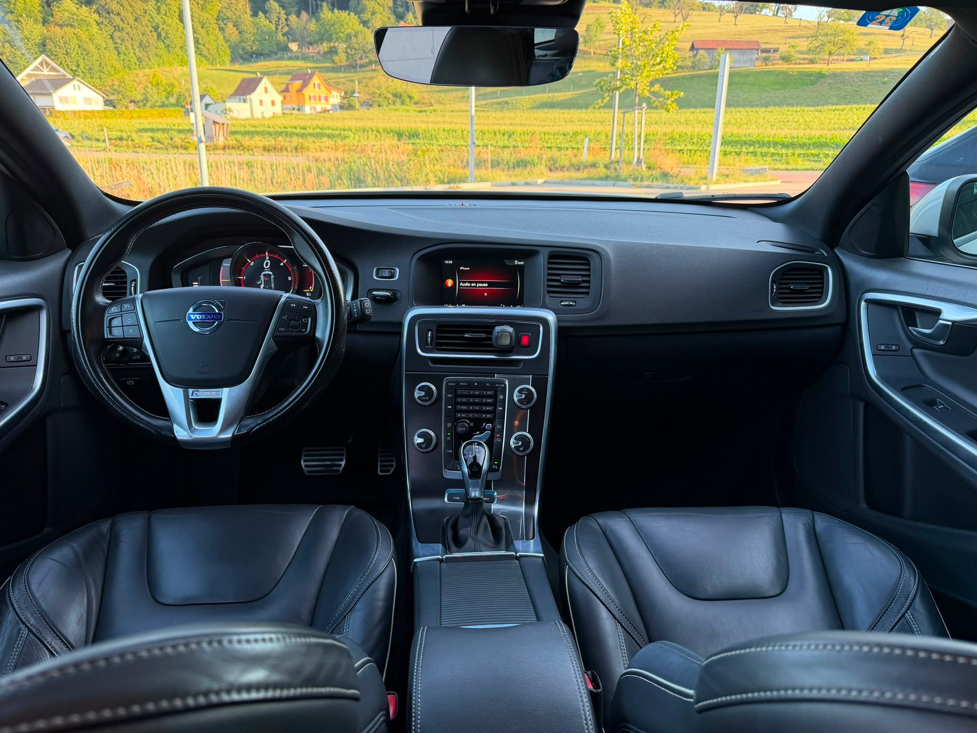 VOLVO V60 D6 AWD Plug-in Hybrid Momentum R-Design-image-2