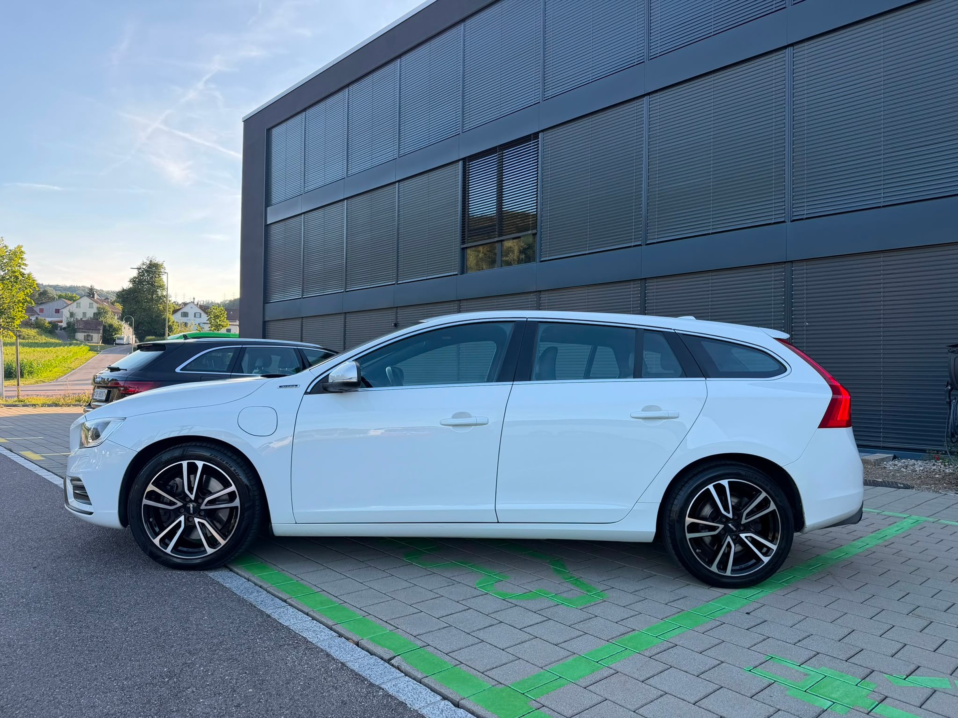 VOLVO V60 D6 AWD Plug-in Hybrid Momentum R-Design-image-4