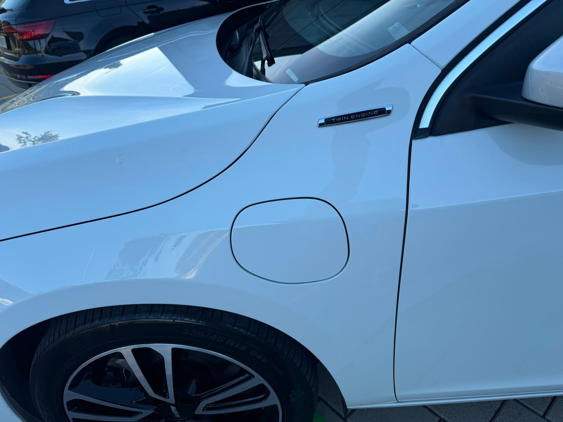 VOLVO V60 D6 AWD Plug-in Hybrid Momentum R-Design-image-8