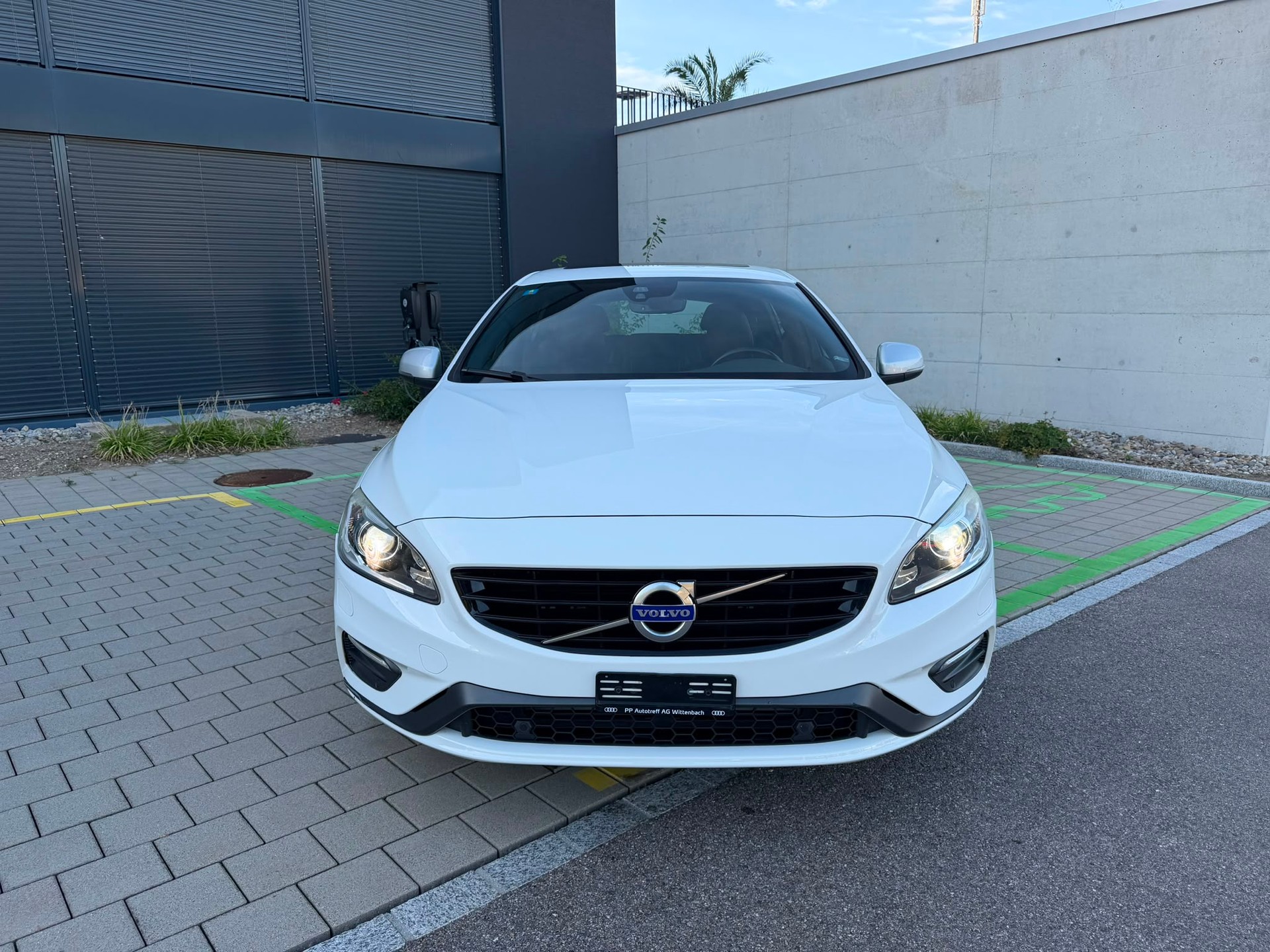VOLVO V60 D6 AWD Plug-in Hybrid Momentum R-Design-image-0