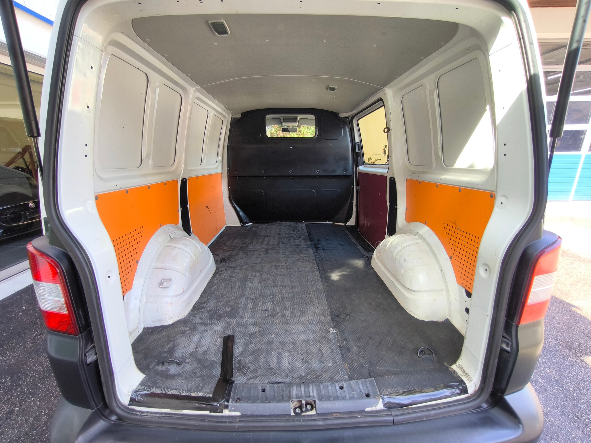VW T5 2.0 TDI-image-25