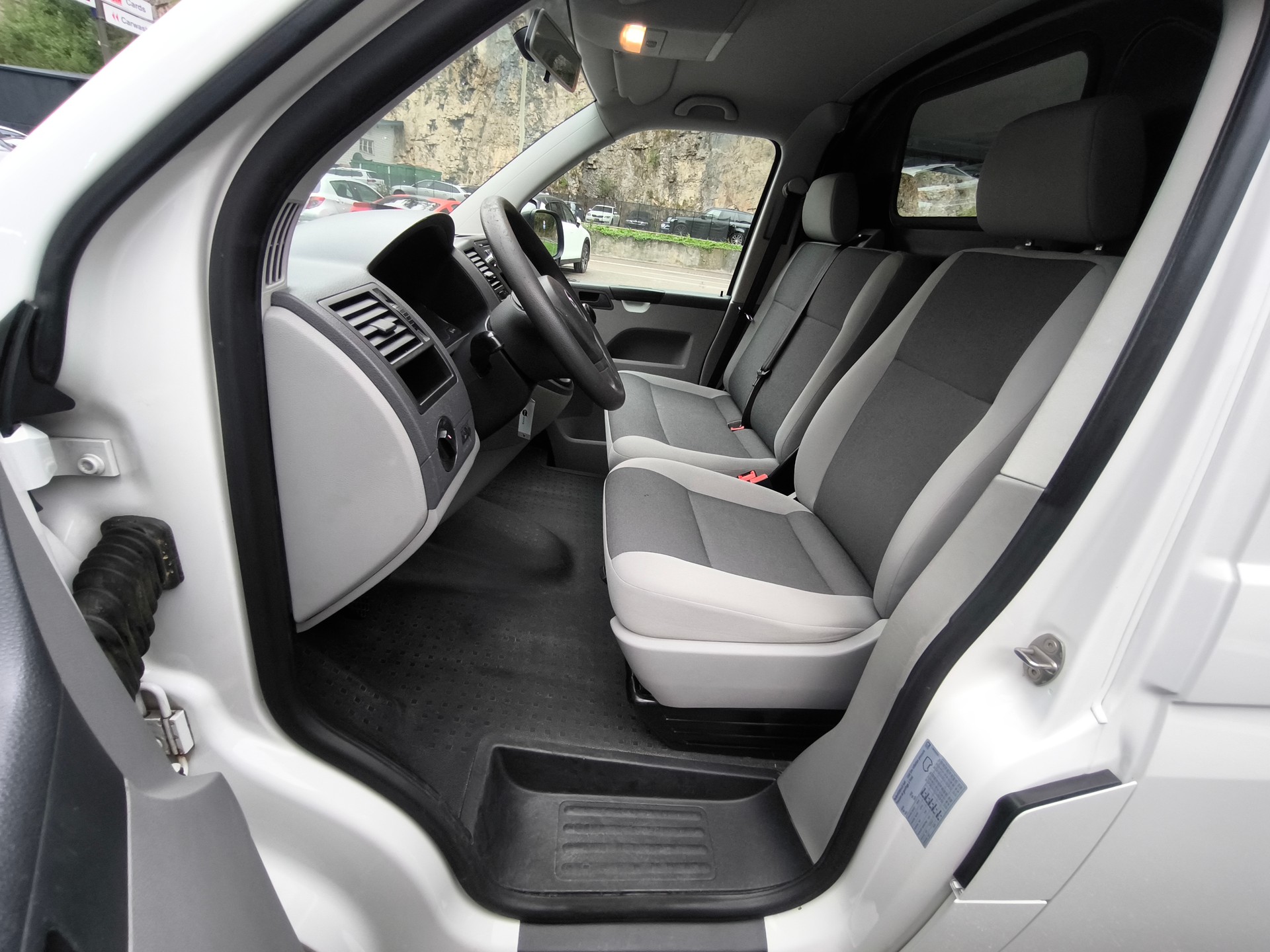 VW T5 2.0 TDI-image-17