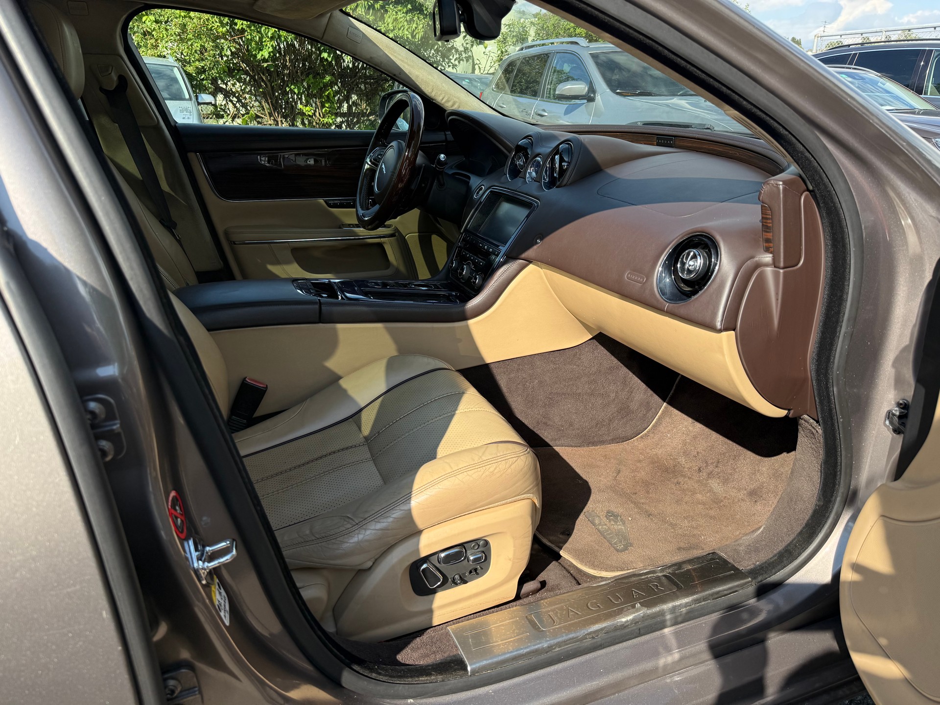 JAGUAR XJ-image-6