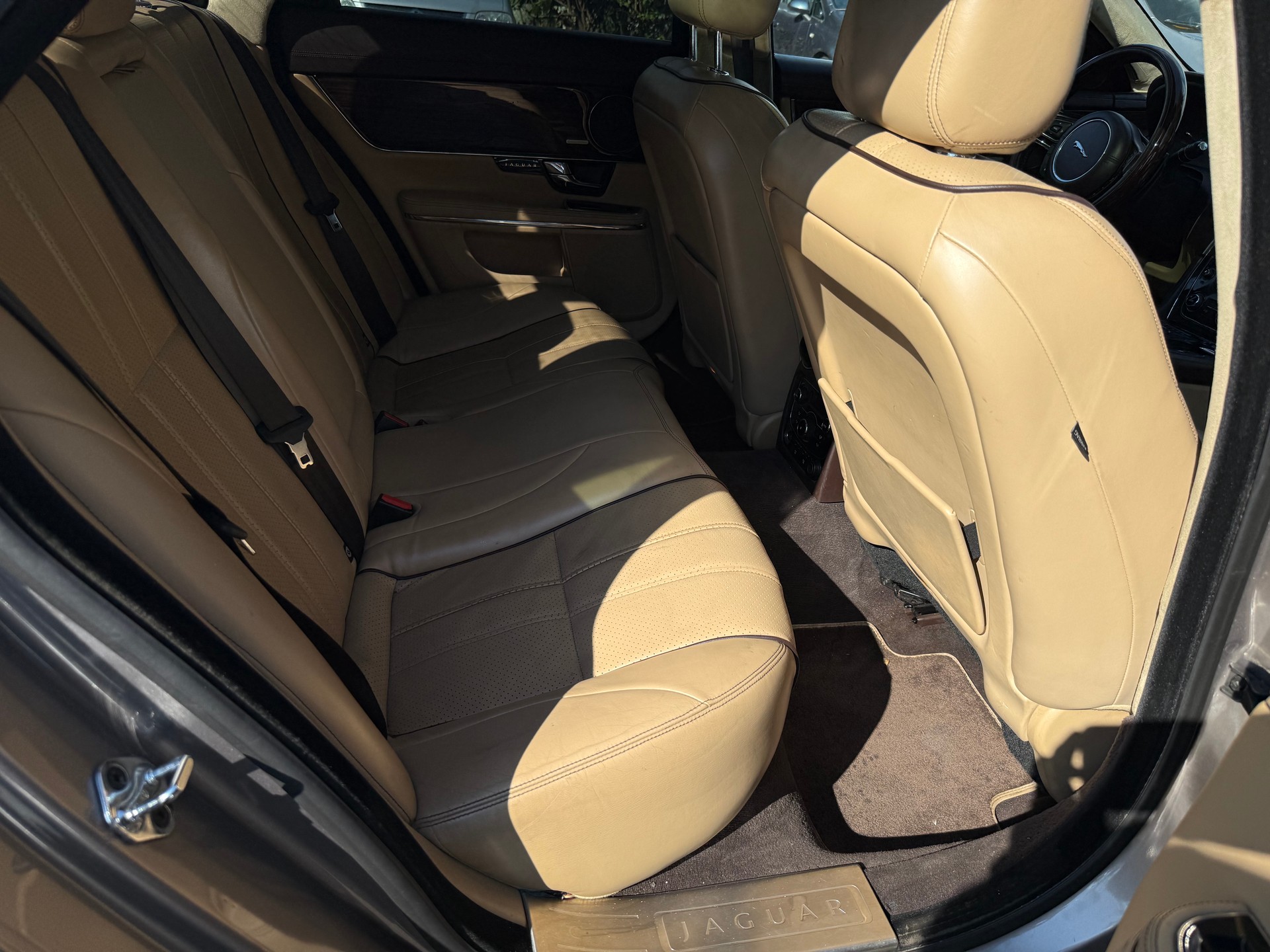 JAGUAR XJ-image-7
