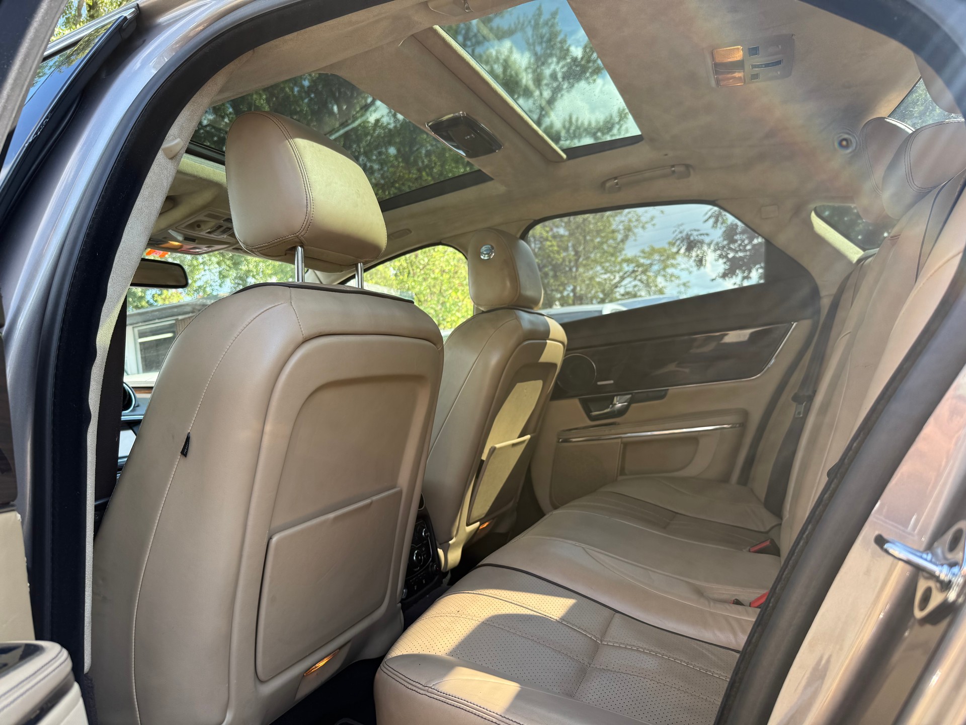 JAGUAR XJ-image-8