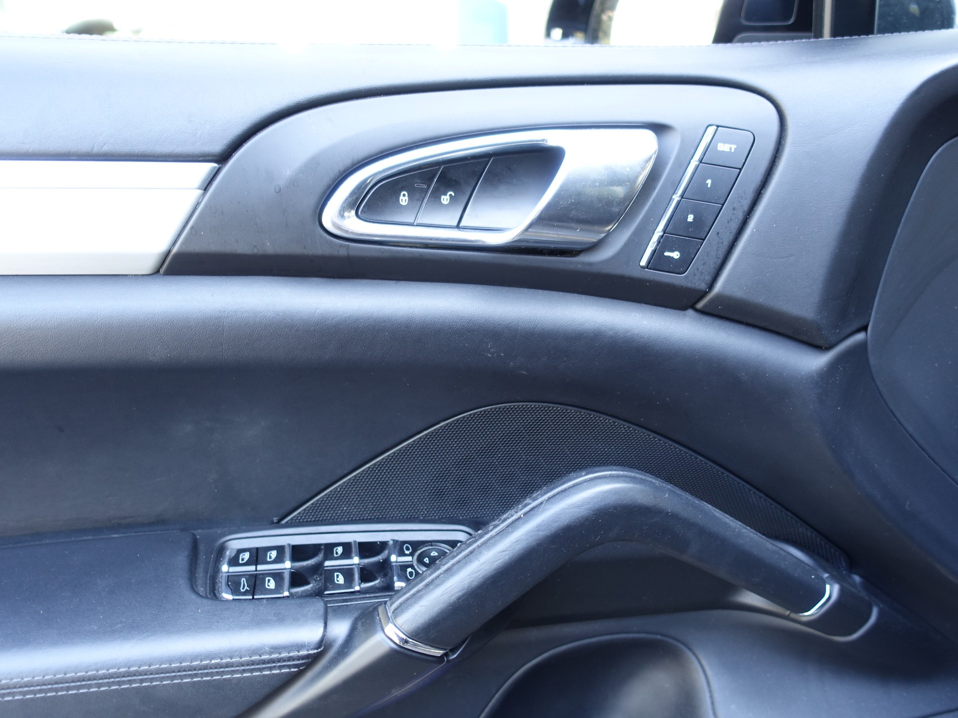 PORSCHE Cayenne Turbo-image-16