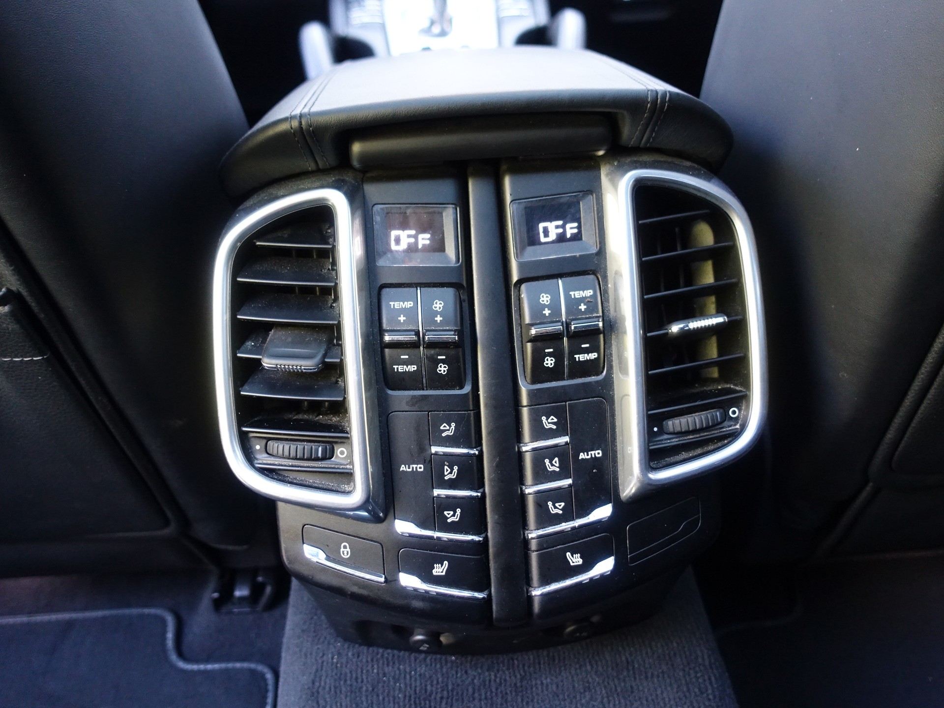 PORSCHE Cayenne Turbo-image-19