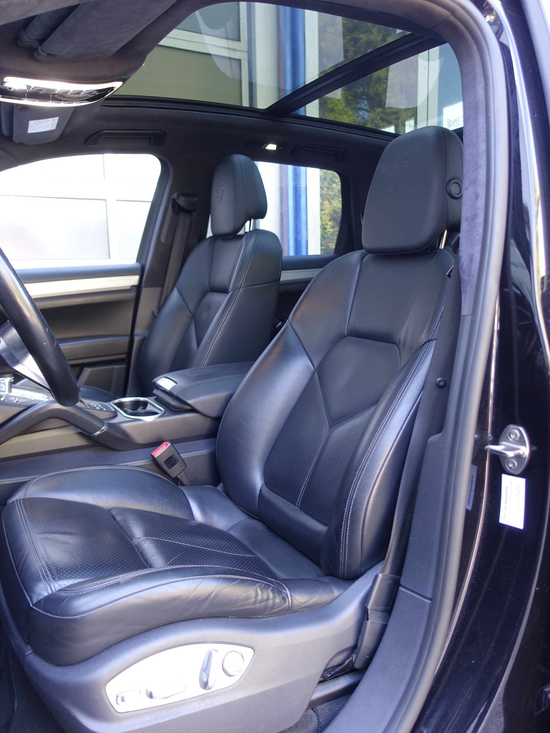 PORSCHE Cayenne Turbo-image-8