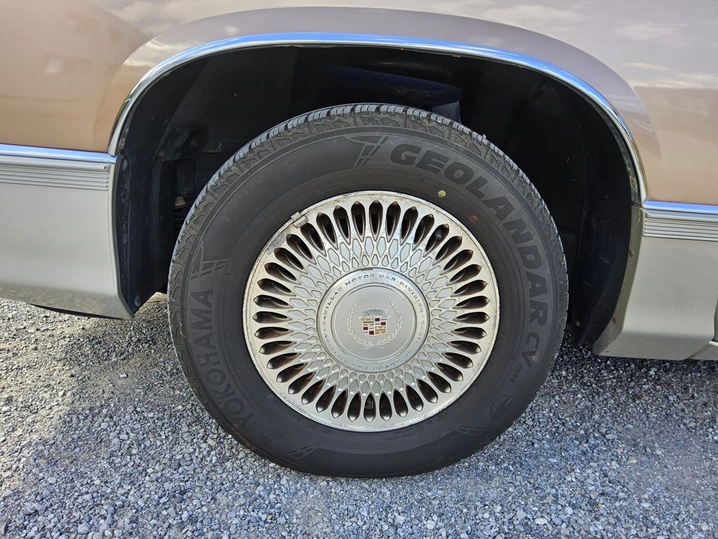 CADILLAC De Ville Fleetwood Coupe-image-13