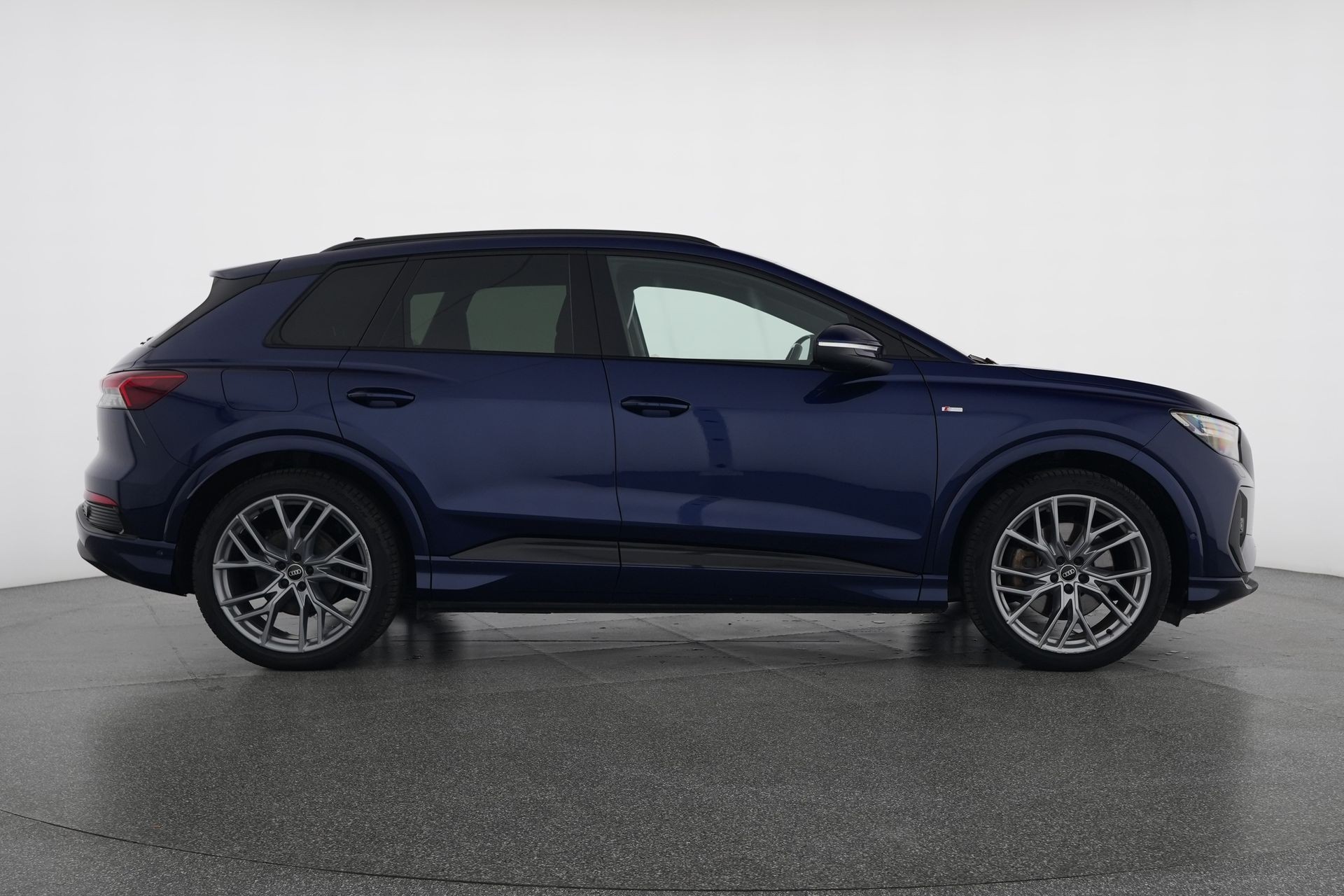 AUDI Q4 e-tron 45 quattro-image-5