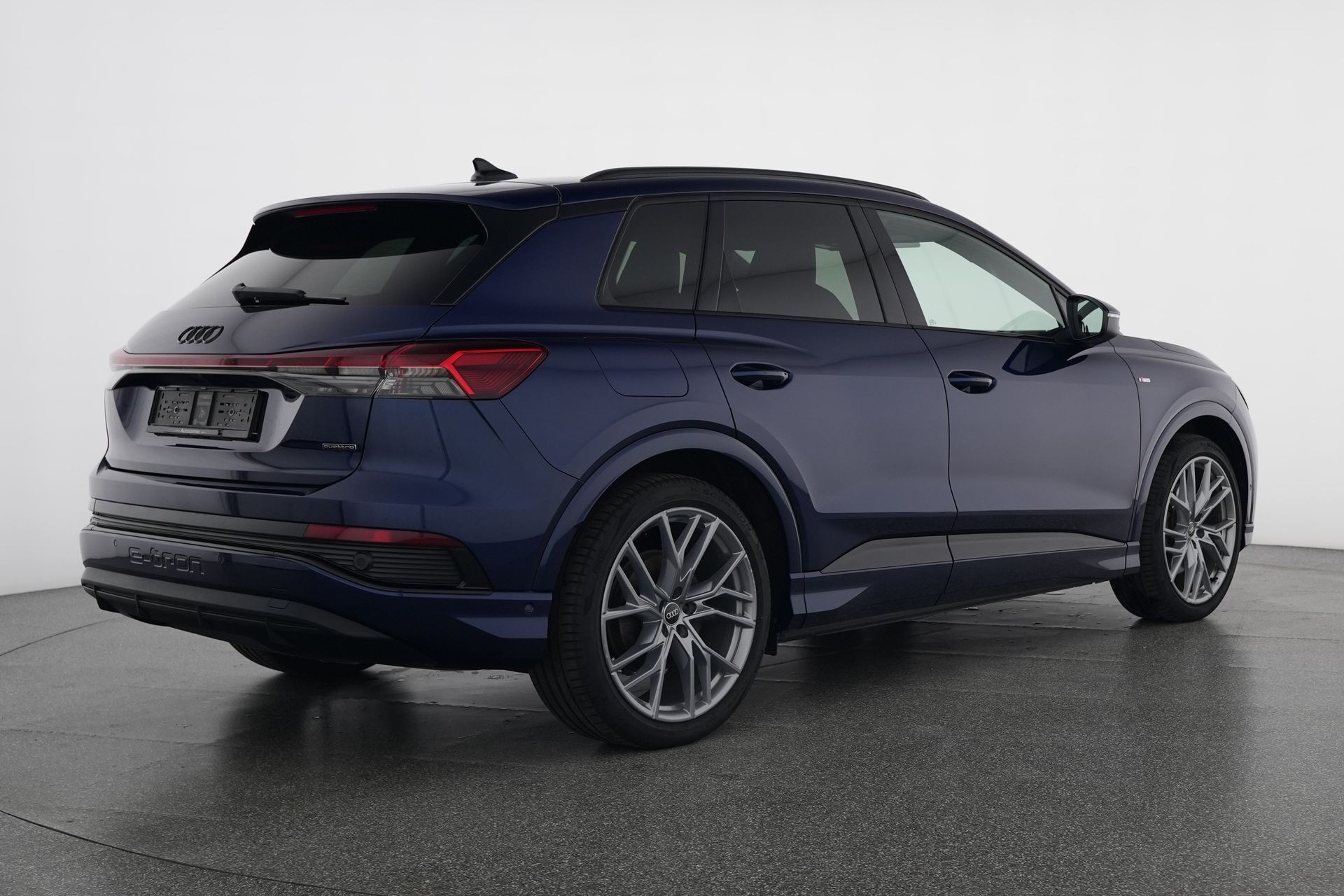 AUDI Q4 e-tron 45 quattro-image-4