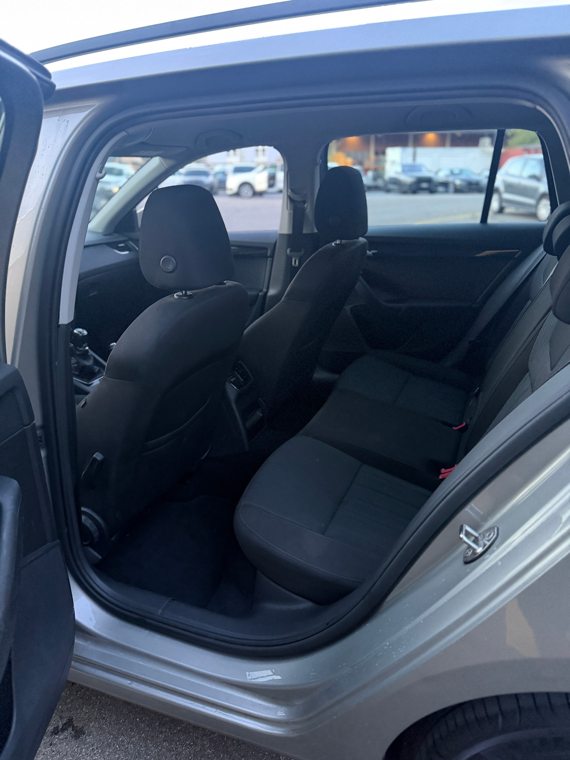 SKODA Octavia Combi 2.0 TDI Style 4x4-image-13