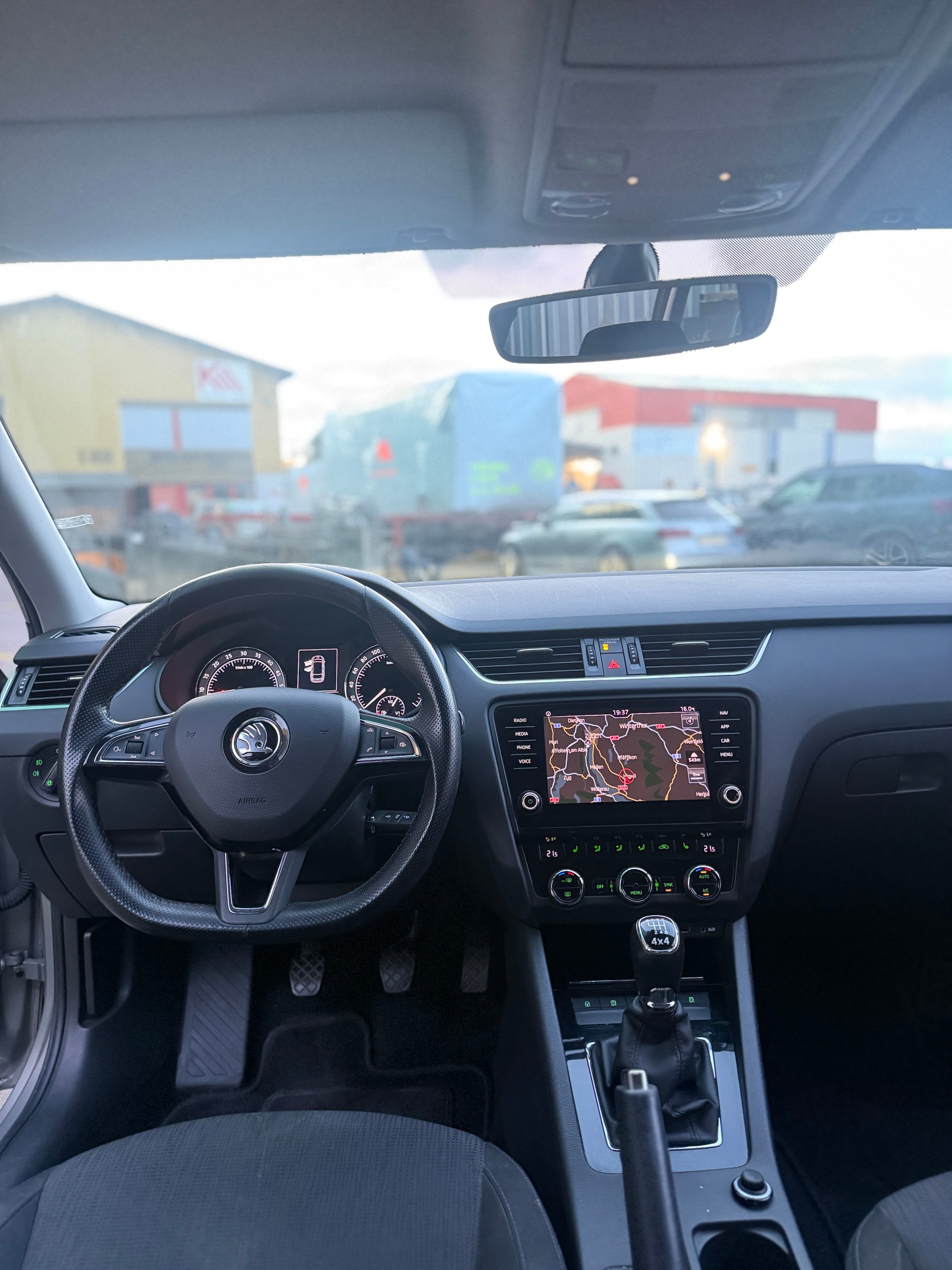 SKODA Octavia Combi 2.0 TDI Style 4x4-image-9