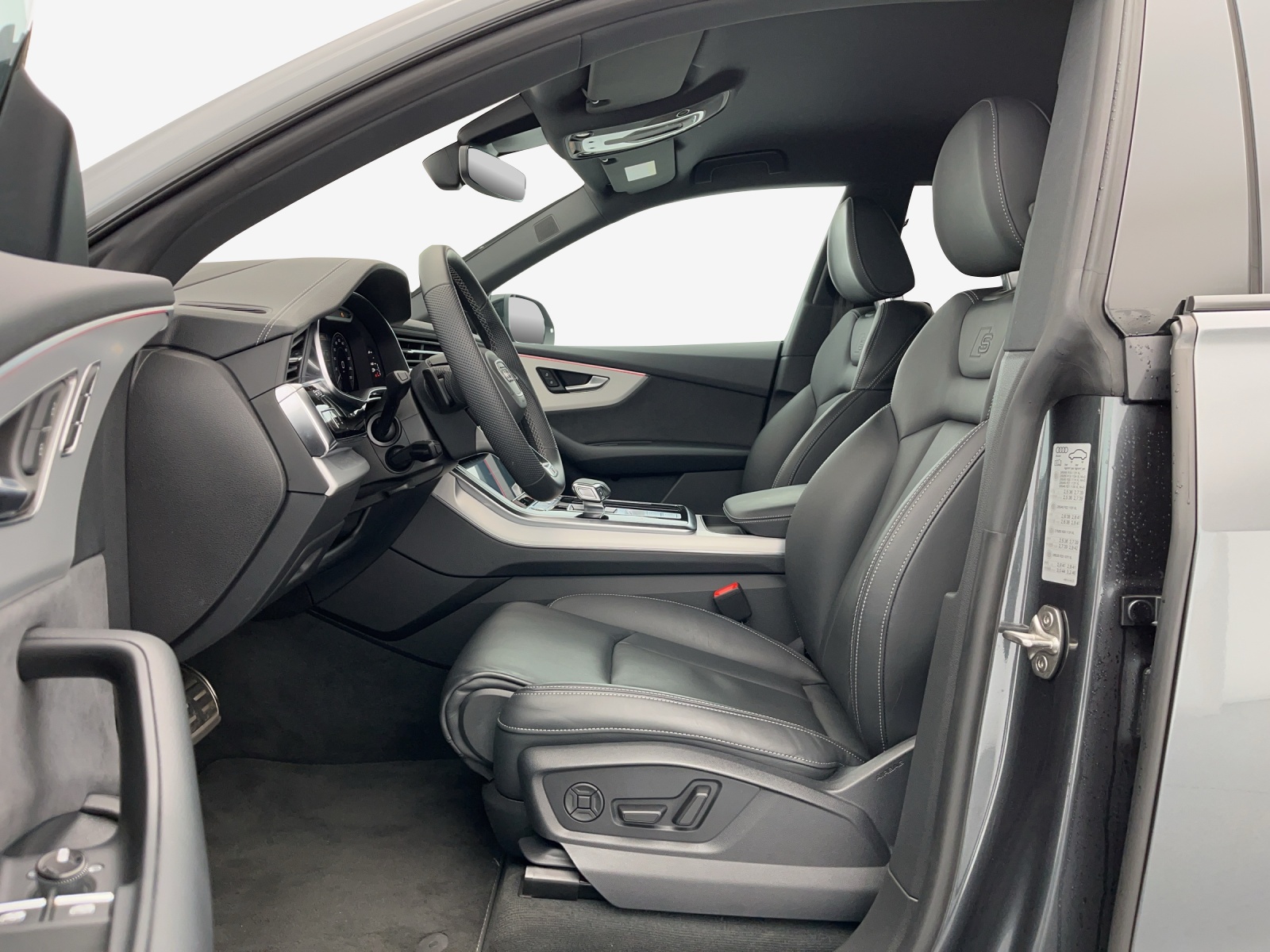 AUDI Q8 SUV TFSI e quattro 290 kW Attraction tiptronic-image-7