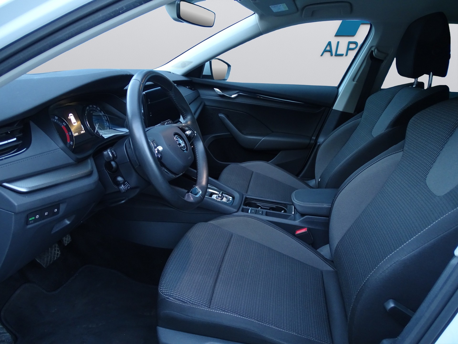 SKODA Octavia Combi 2.0 TSI Ambition DSG 4x4-image-9