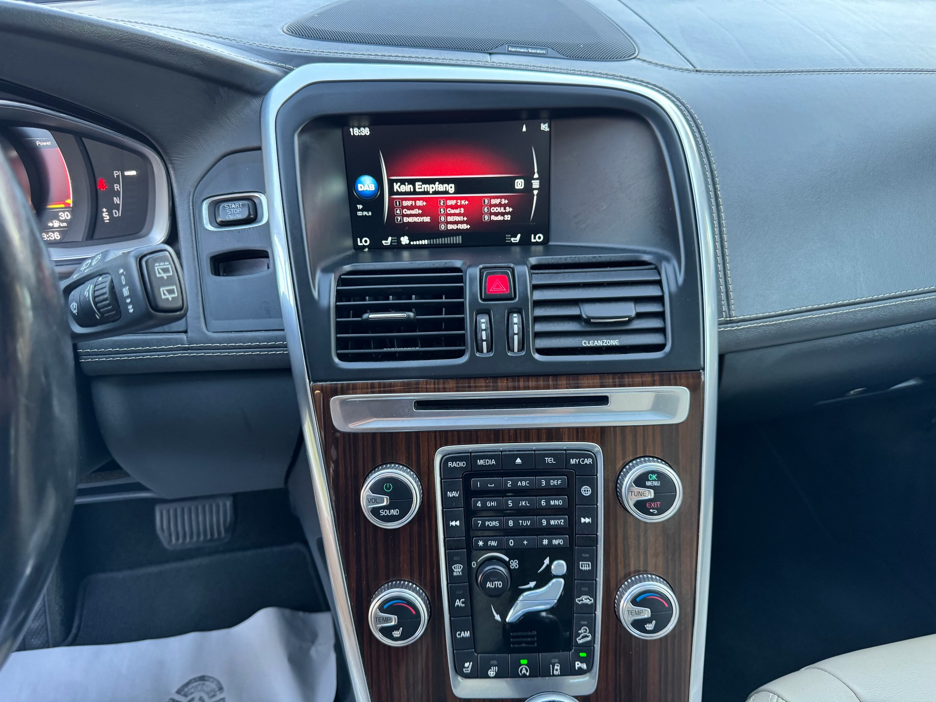 VOLVO XC60 D5 AWD Summum Geartronic-image-25