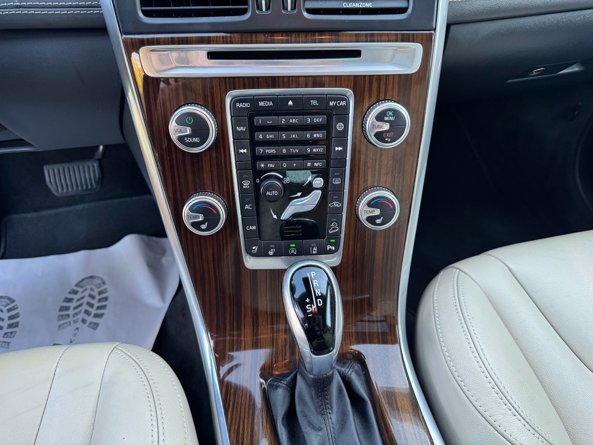 VOLVO XC60 D5 AWD Summum Geartronic-image-24