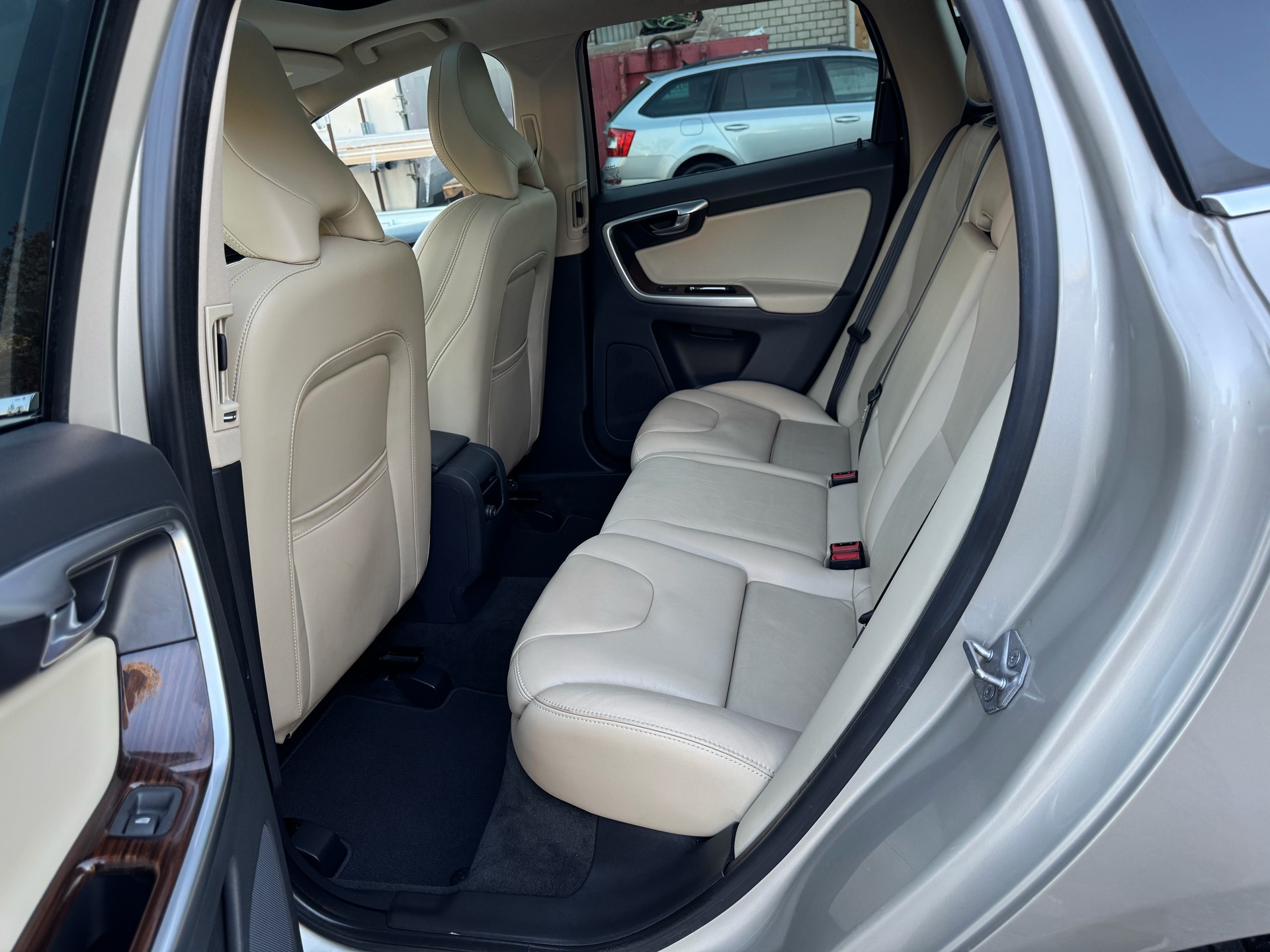 VOLVO XC60 D5 AWD Summum Geartronic-image-18