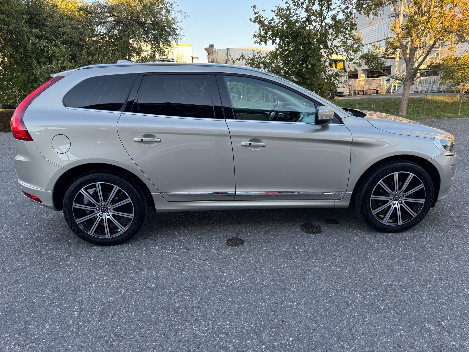 VOLVO XC60 D5 AWD Summum Geartronic-image-10