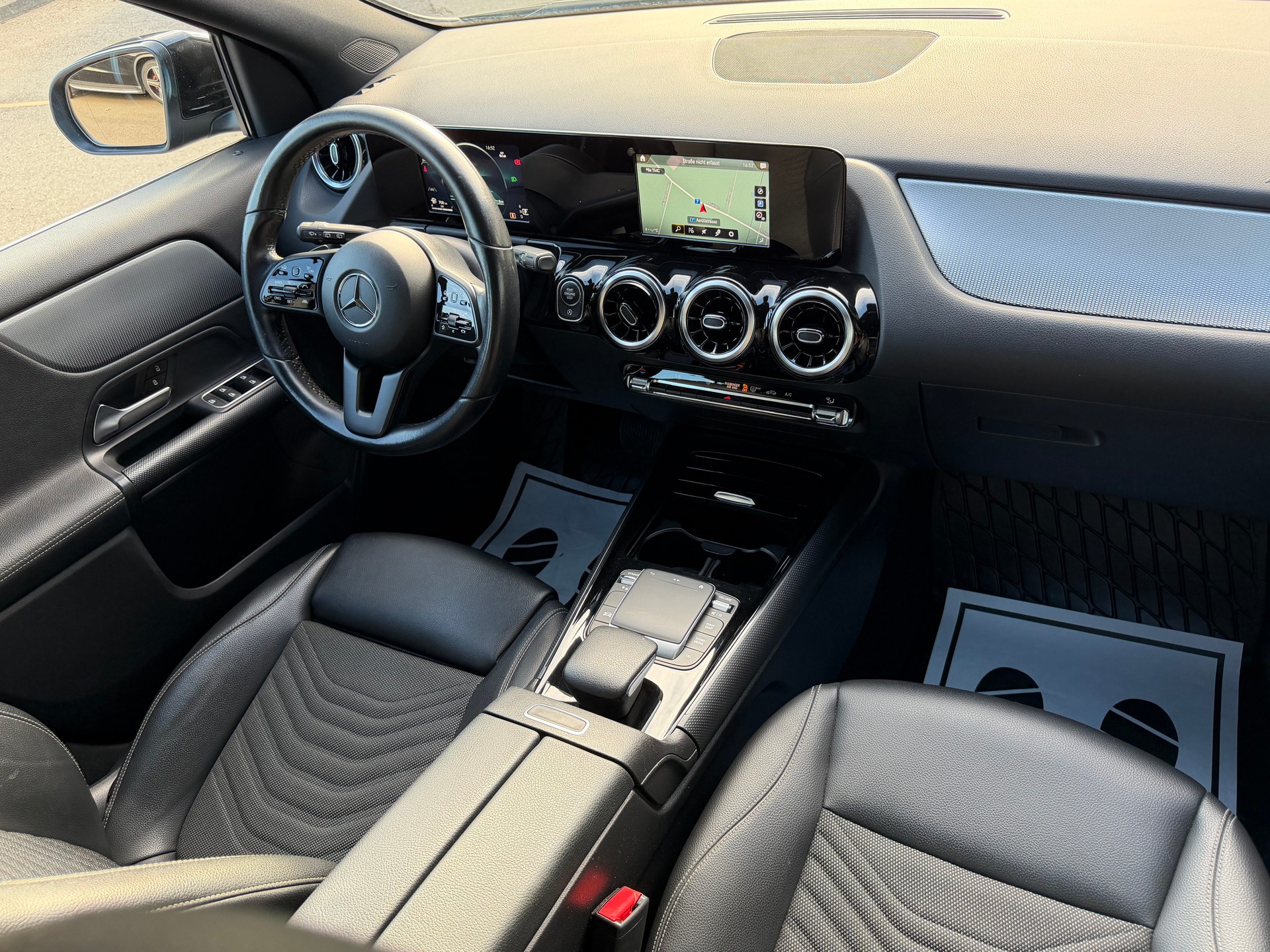 MERCEDES-BENZ GLA 200d 4Matic Style 8G-DCT-image-12