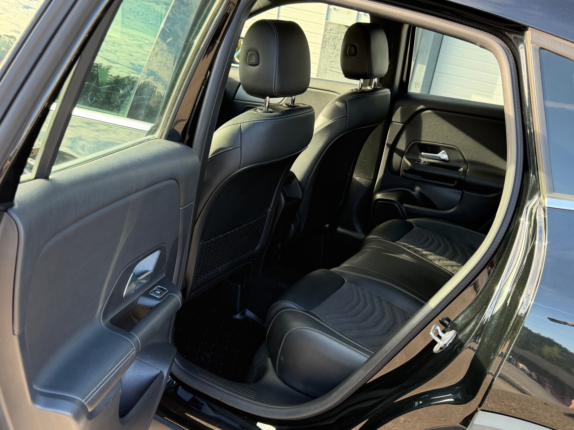 MERCEDES-BENZ GLA 200d 4Matic Style 8G-DCT-image-14