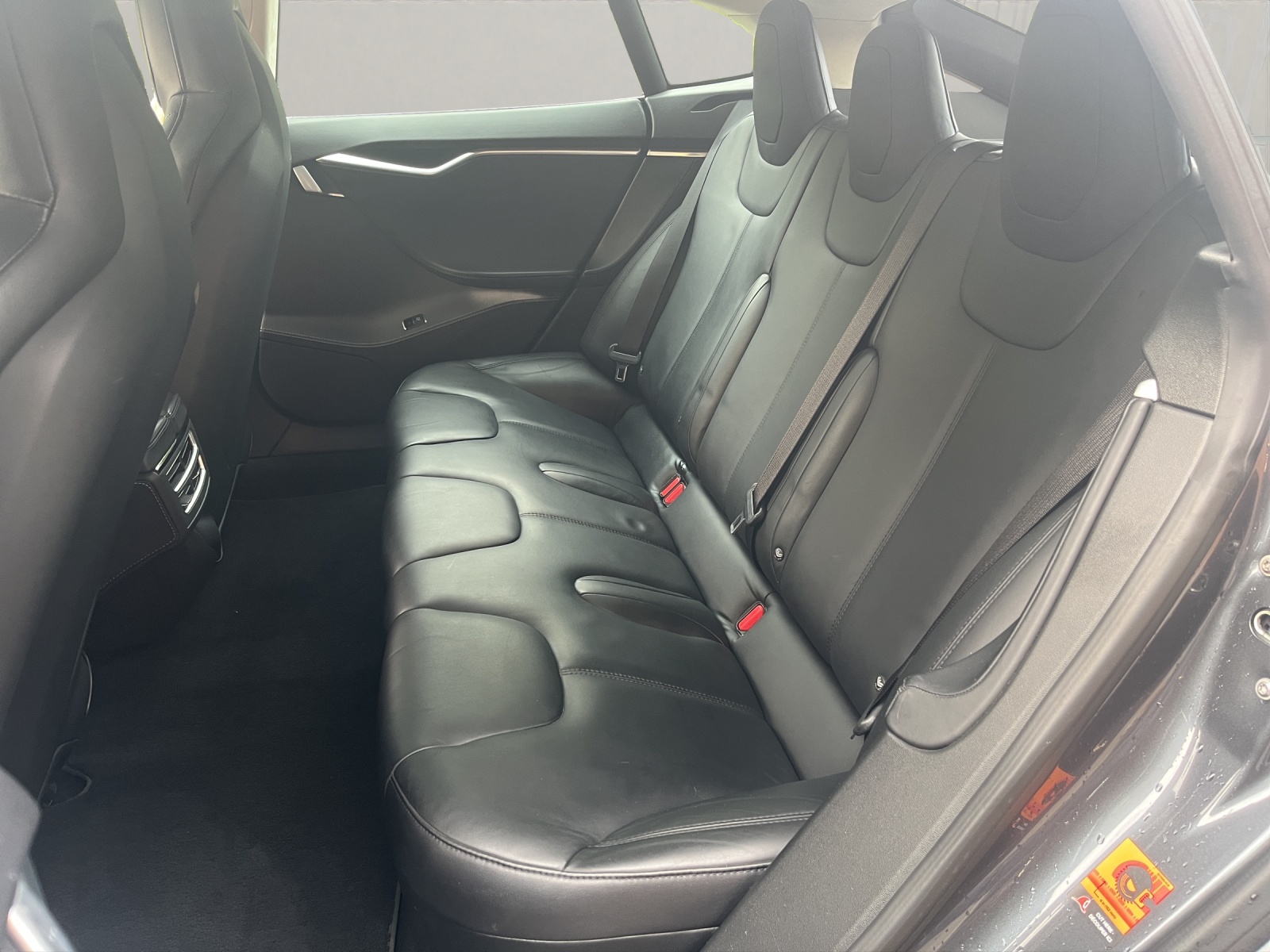 TESLA Model S 85 D-image-12