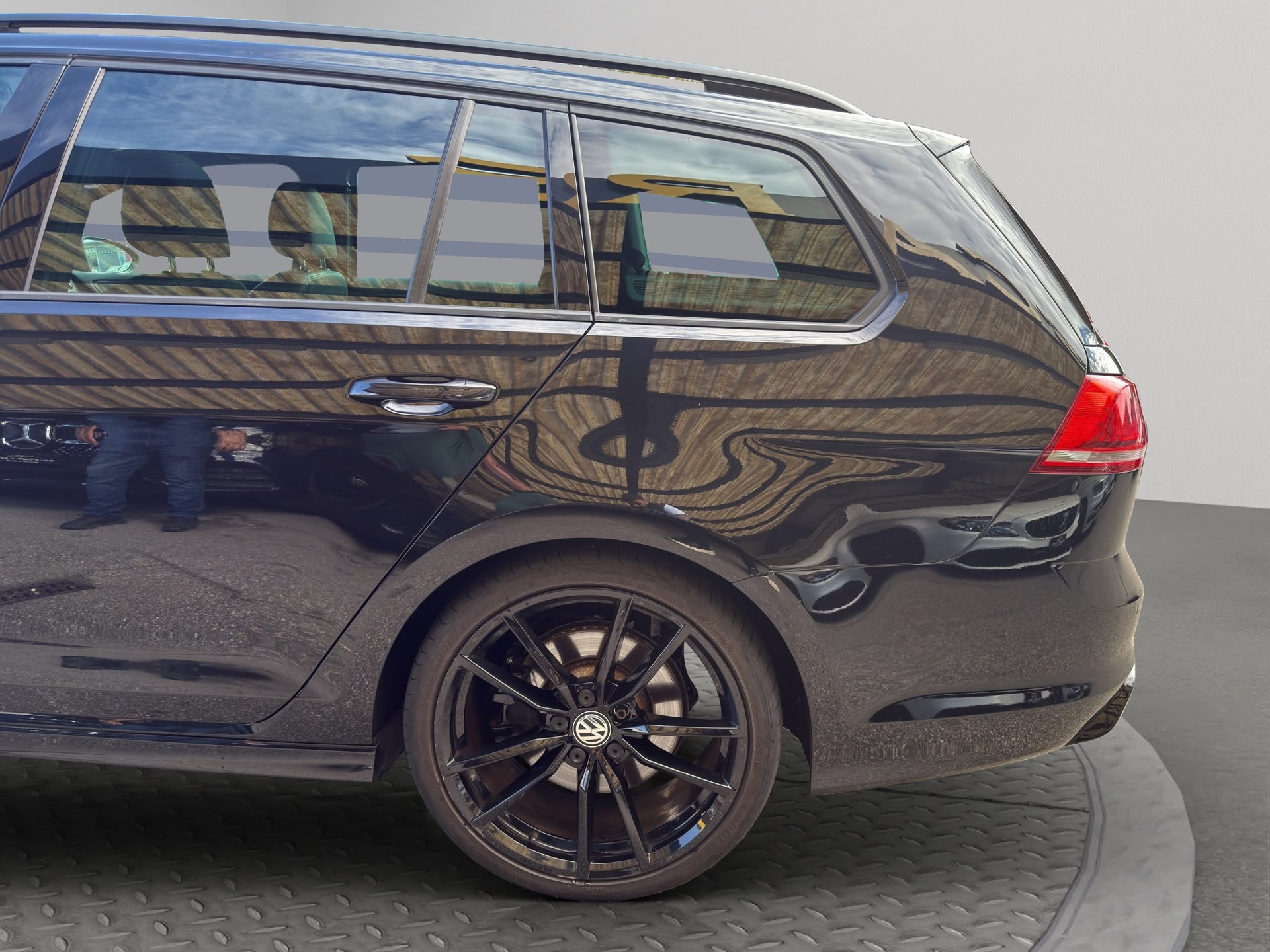 VW Golf Variant 2.0 TSI R 4 Motion DSG-image-5