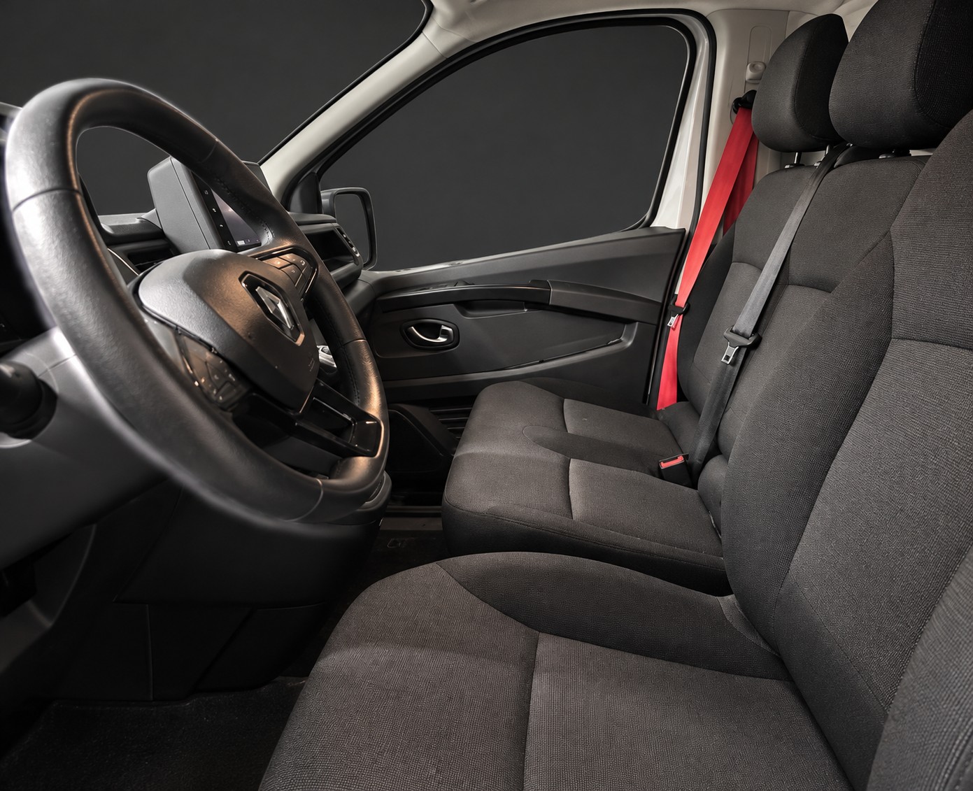 RENAULT Trafic 2.0 Blue dCi 150 Pro+ Feste Brucke Business L2H1-image-6