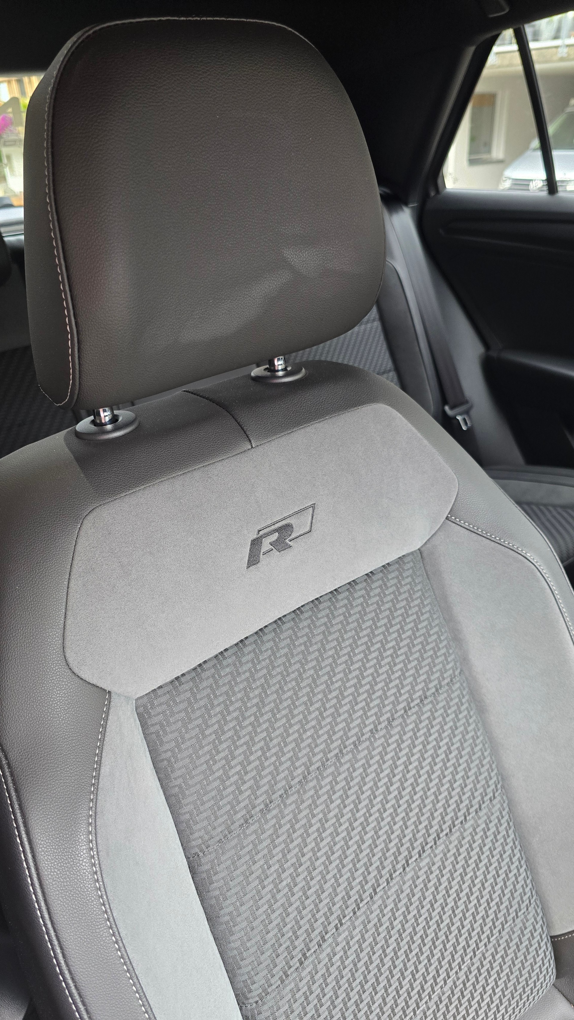 VW 2.0 TSI Advance DSG 4motion R-Line-image-3