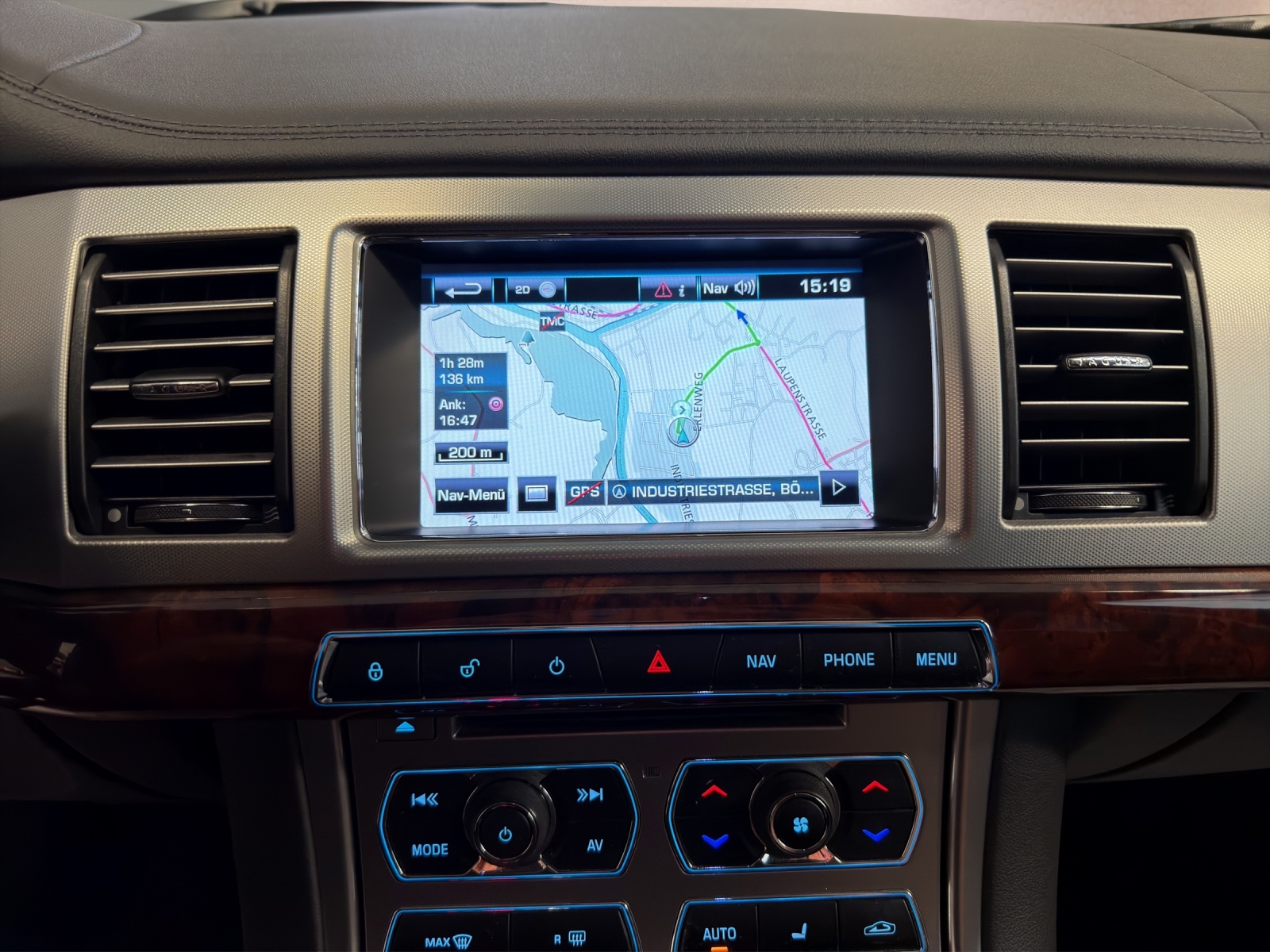 JAGUAR XF 3.0d V6 Luxury-image-11