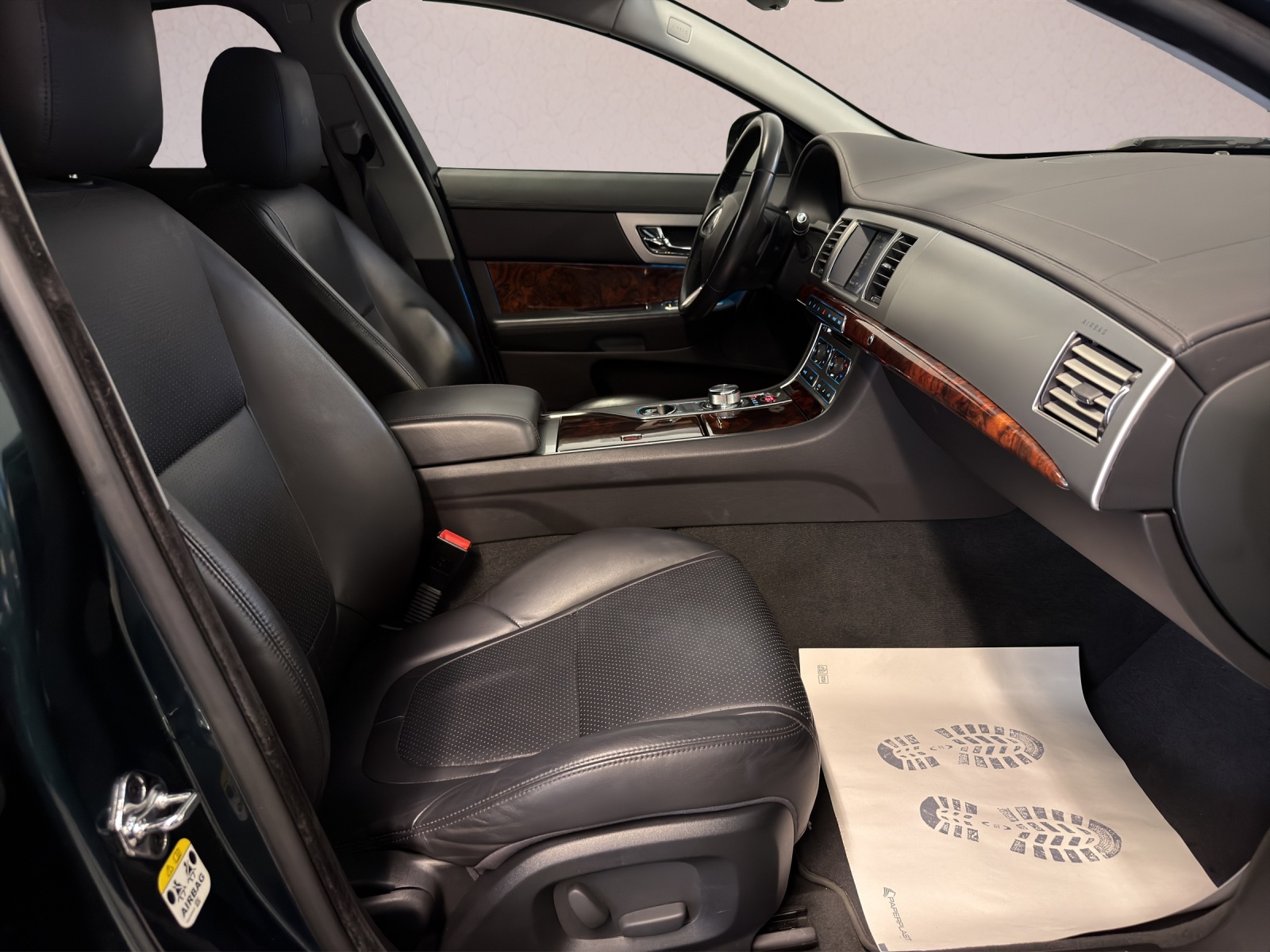 JAGUAR XF 3.0d V6 Luxury-image-15