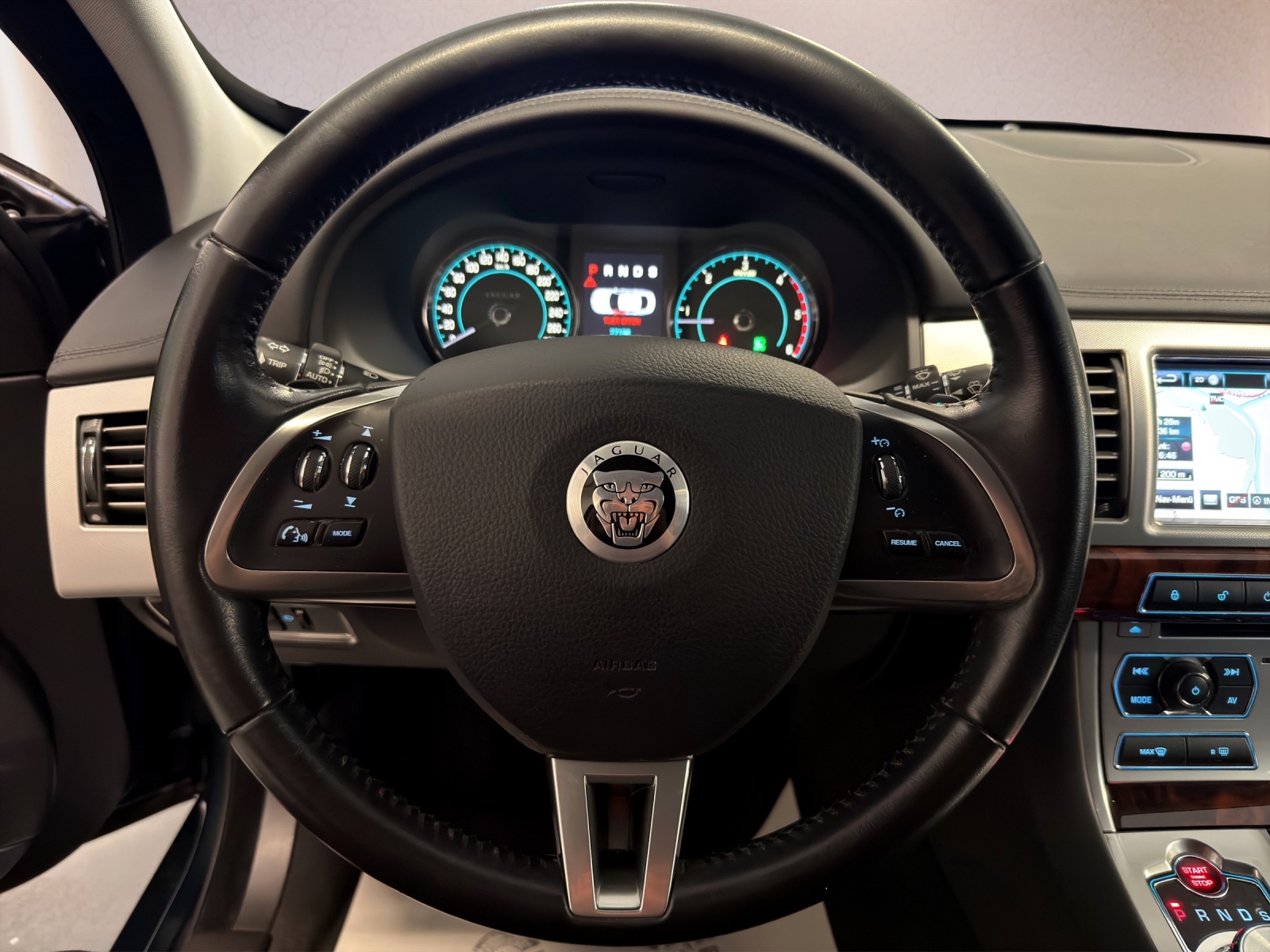 JAGUAR XF 3.0d V6 Luxury-image-10