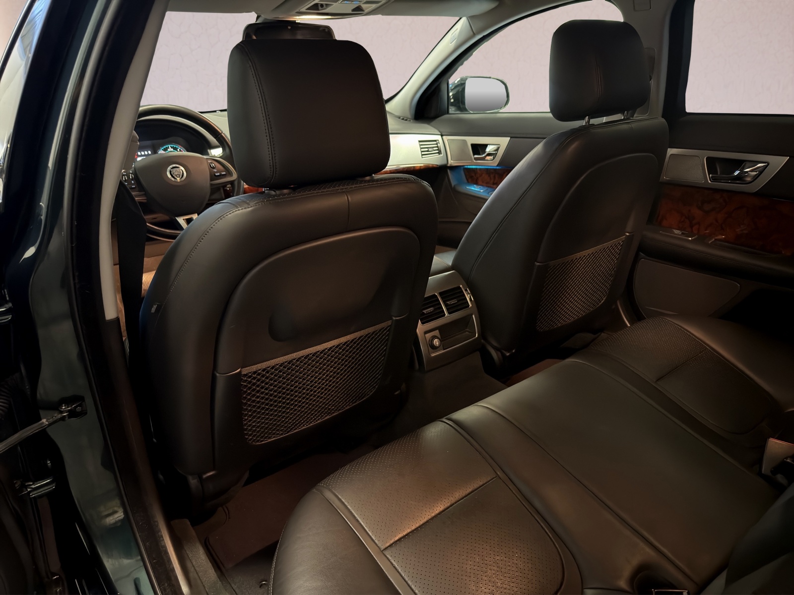 JAGUAR XF 3.0d V6 Luxury-image-17
