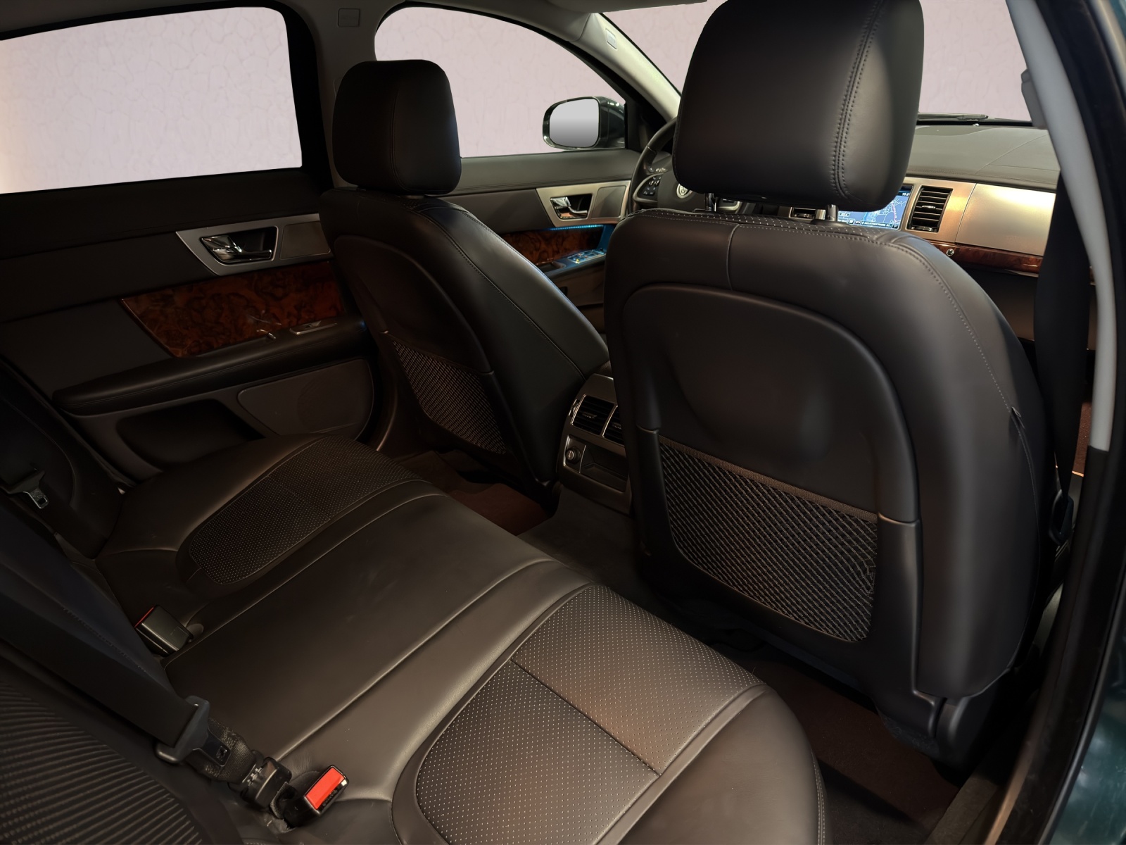 JAGUAR XF 3.0d V6 Luxury-image-16