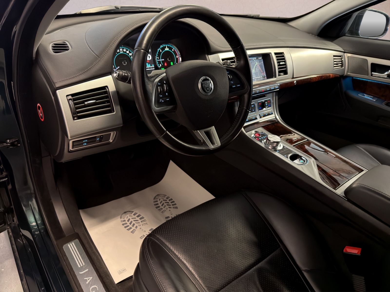 JAGUAR XF 3.0d V6 Luxury-image-9