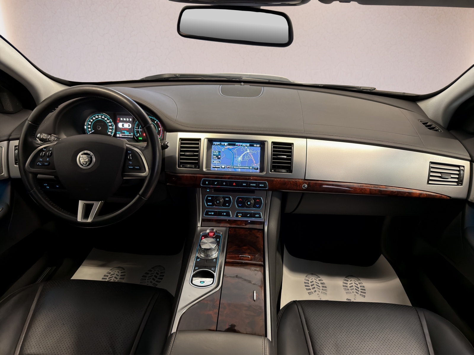 JAGUAR XF 3.0d V6 Luxury-image-3